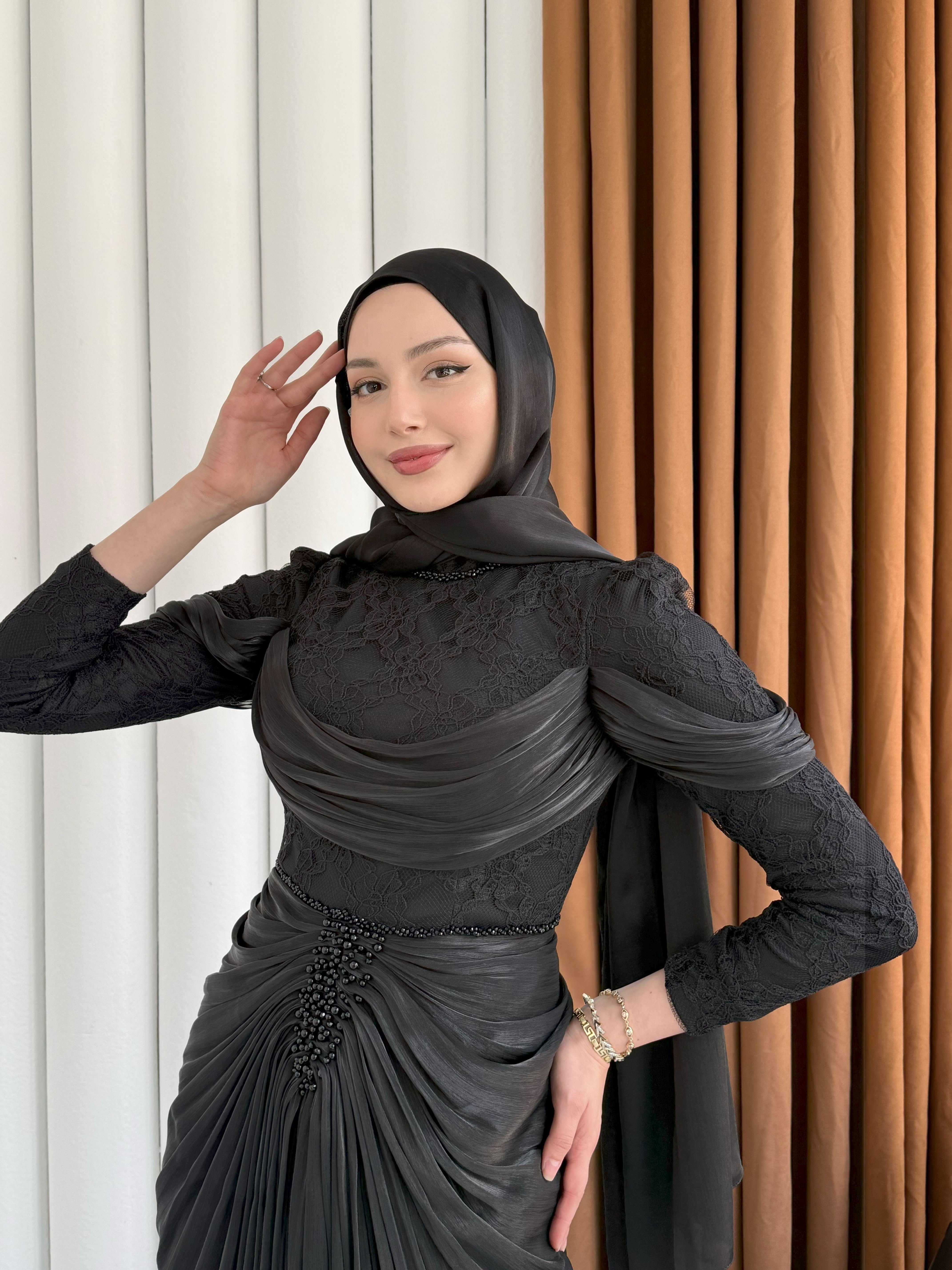 Önü Taş İşlemeli Büzgü Geçişli Dantelli Tesettür Abiye-SİYAH