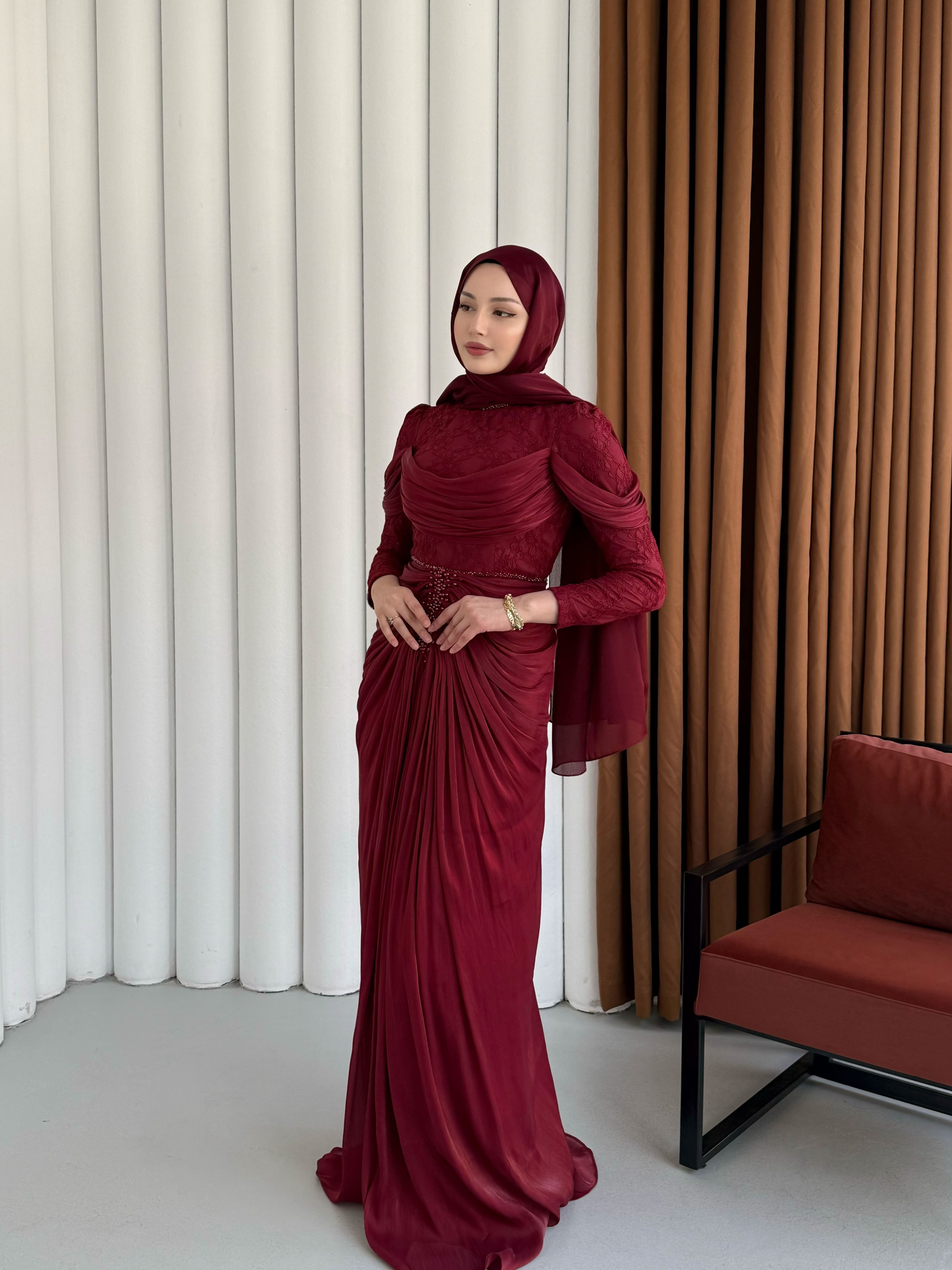 Önü Taş İşlemeli Büzgü Geçişli Dantelli Tesettür Abiye-BORDO