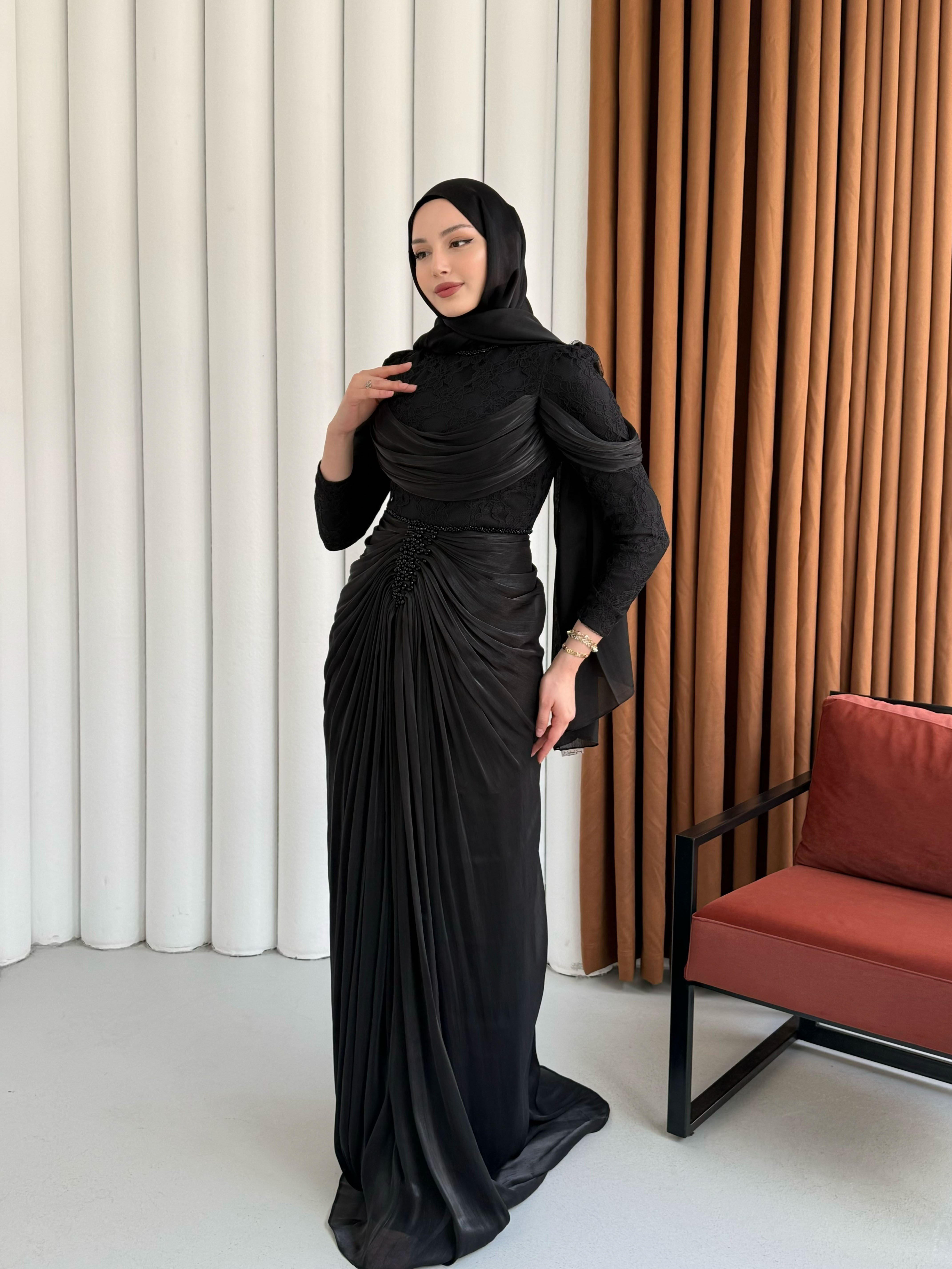 Önü Taş İşlemeli Büzgü Geçişli Dantelli Tesettür Abiye-SİYAH