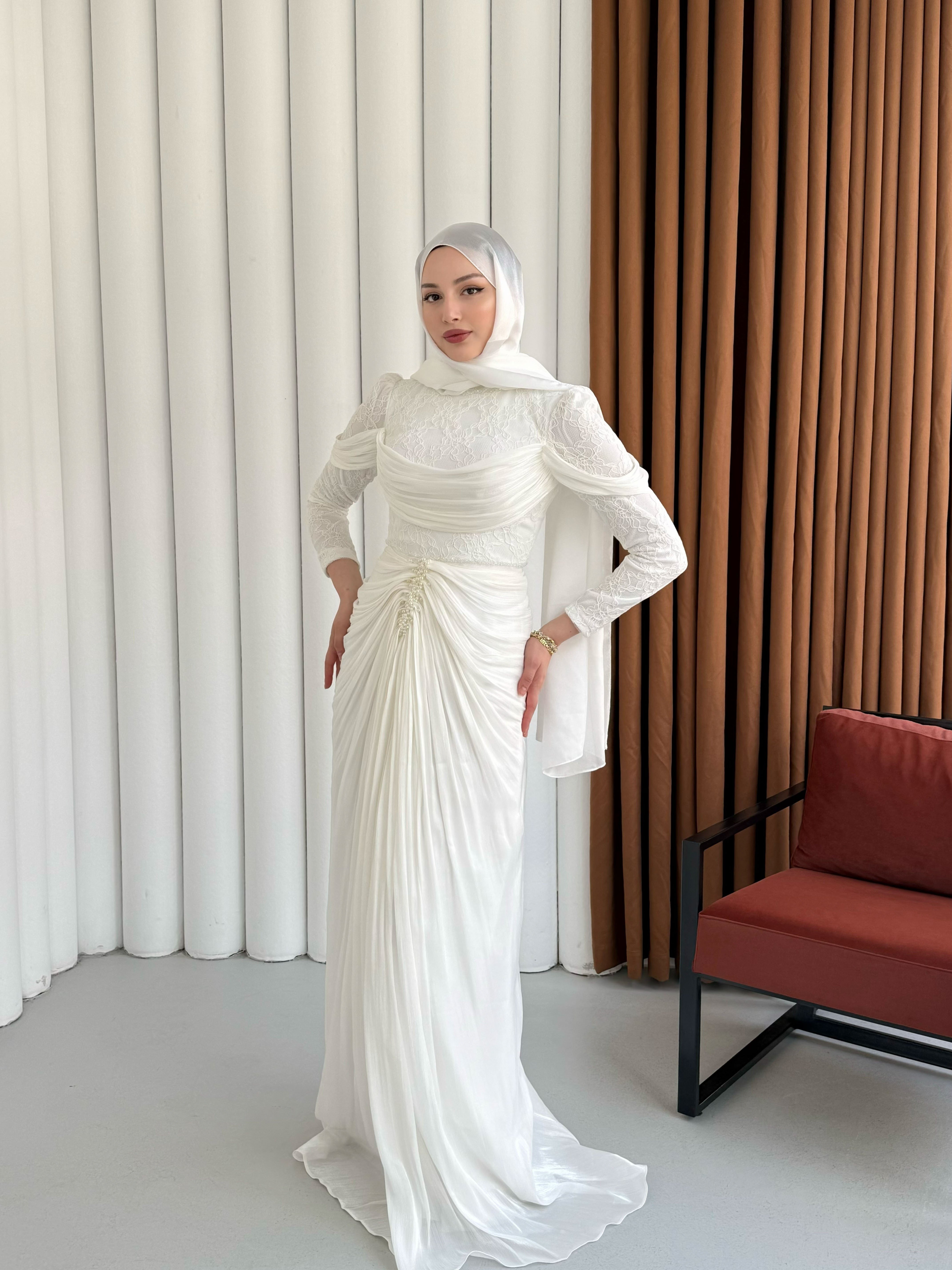 Önü Taş İşlemeli Büzgü Geçişli Dantelli Tesettür Abiye-BEYAZ