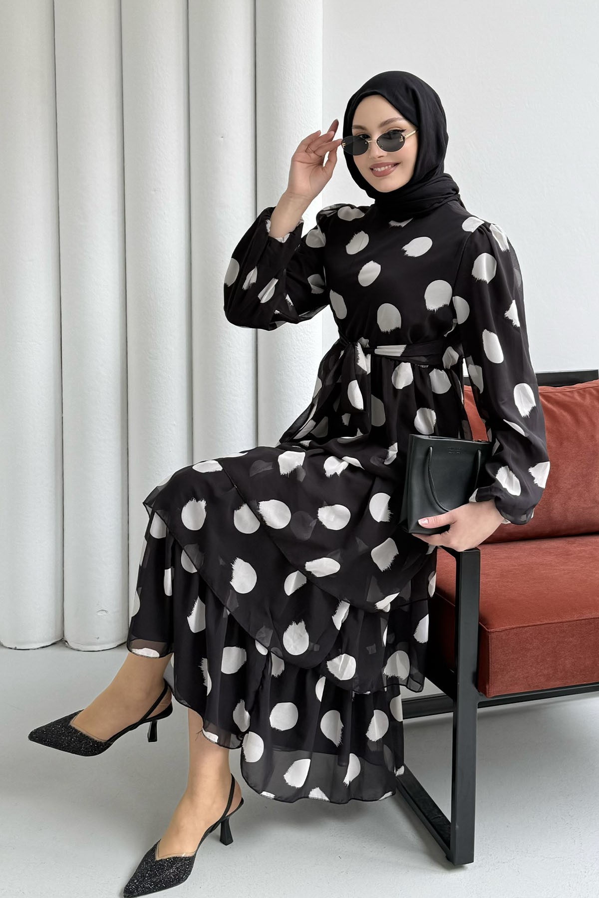 Puantiyeli Kat Katlı Şifon Tesettür Elbise-SİYAH