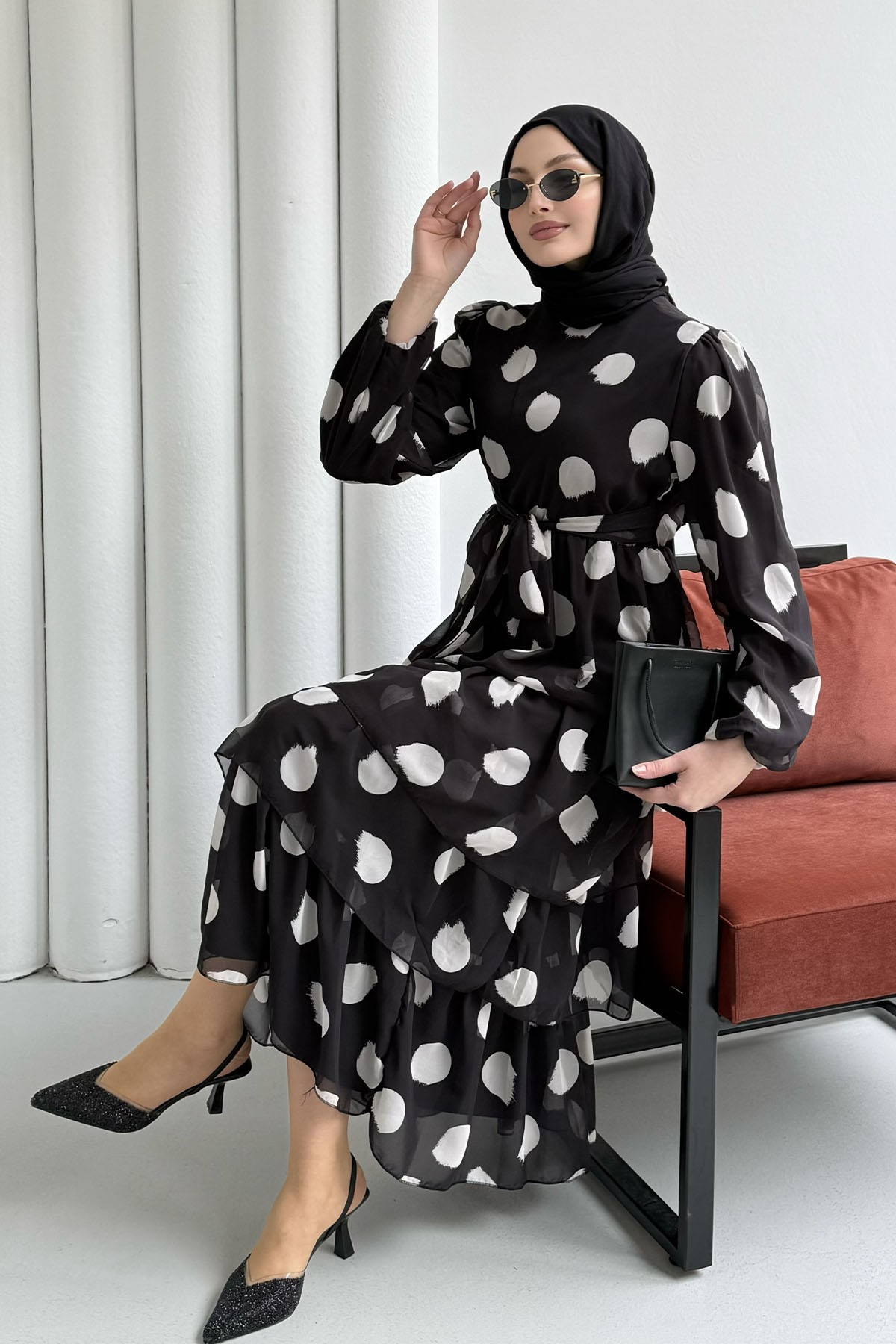 Puantiyeli Kat Katlı Şifon Tesettür Elbise-SİYAH