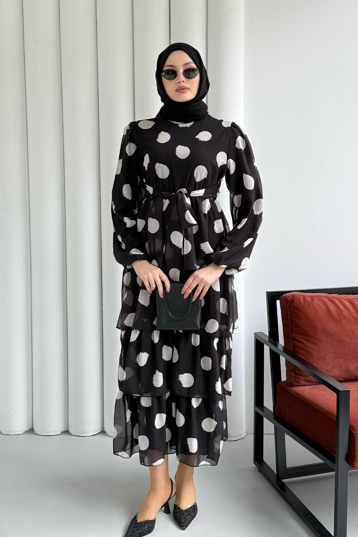 Puantiyeli Kat Katlı Şifon Tesettür Elbise-SİYAH