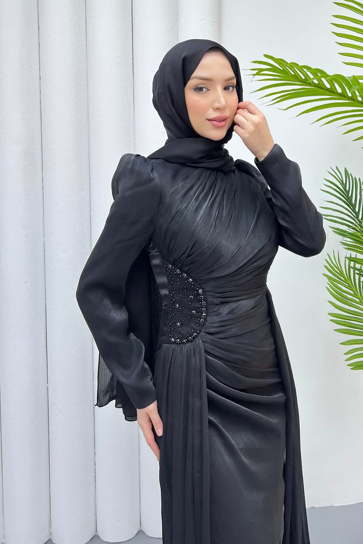 Sağ Taraf Taş İşlemeli Kuyruklu Tesettür Abiye-SİYAH