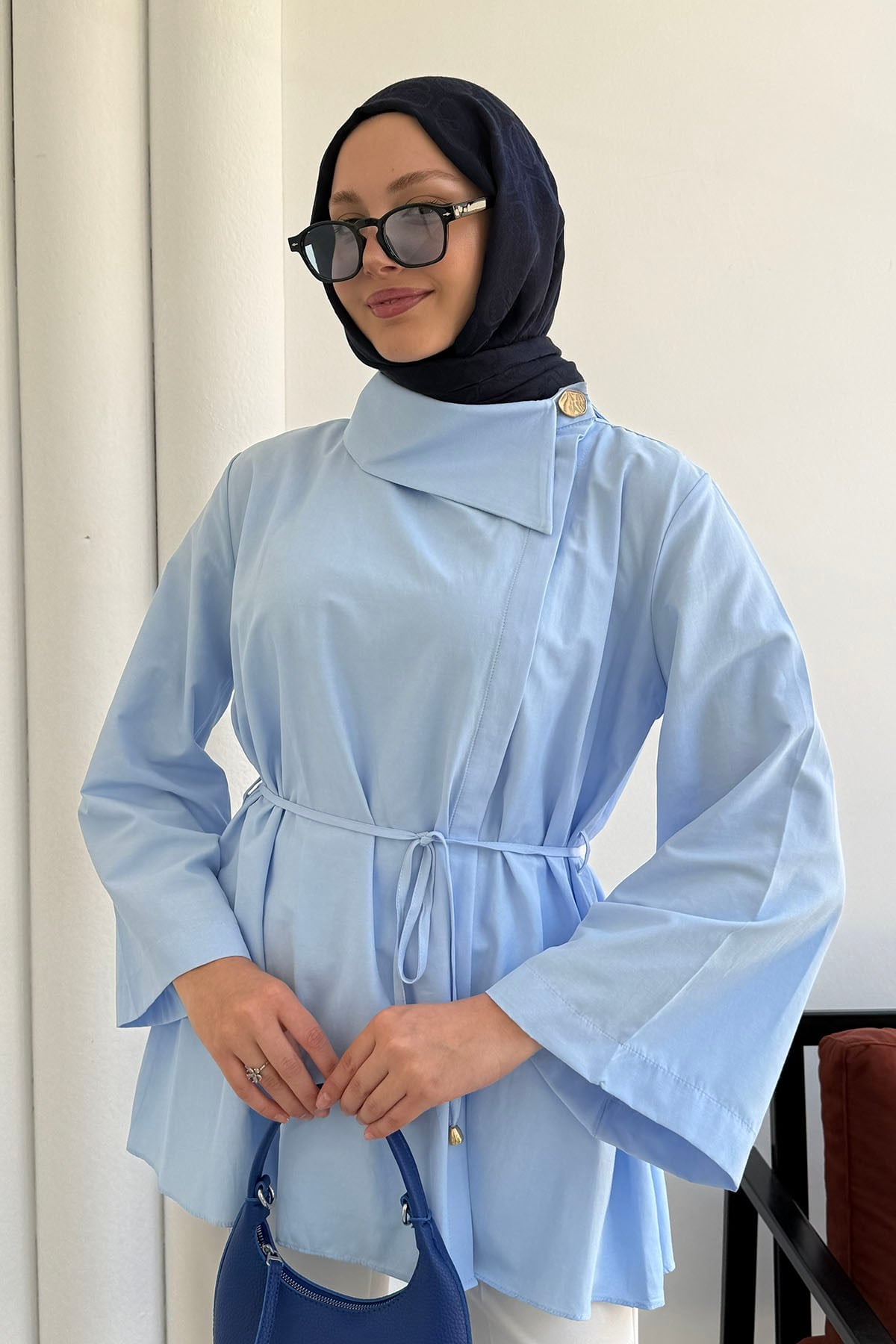 Tek Düğmeli Yaka Tasarımlı İnce Biyeli Kemerli Tunik-MAVİ