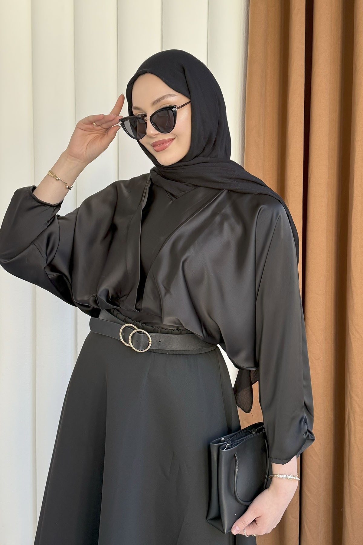 V Yaka Gipe Detaylı Etek Ucu Pileli Bluz-SİYAH