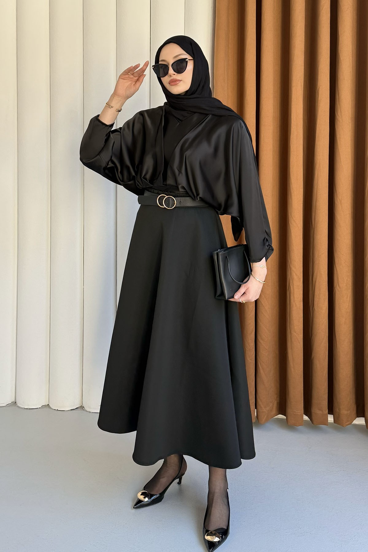 V Yaka Gipe Detaylı Etek Ucu Pileli Bluz-SİYAH