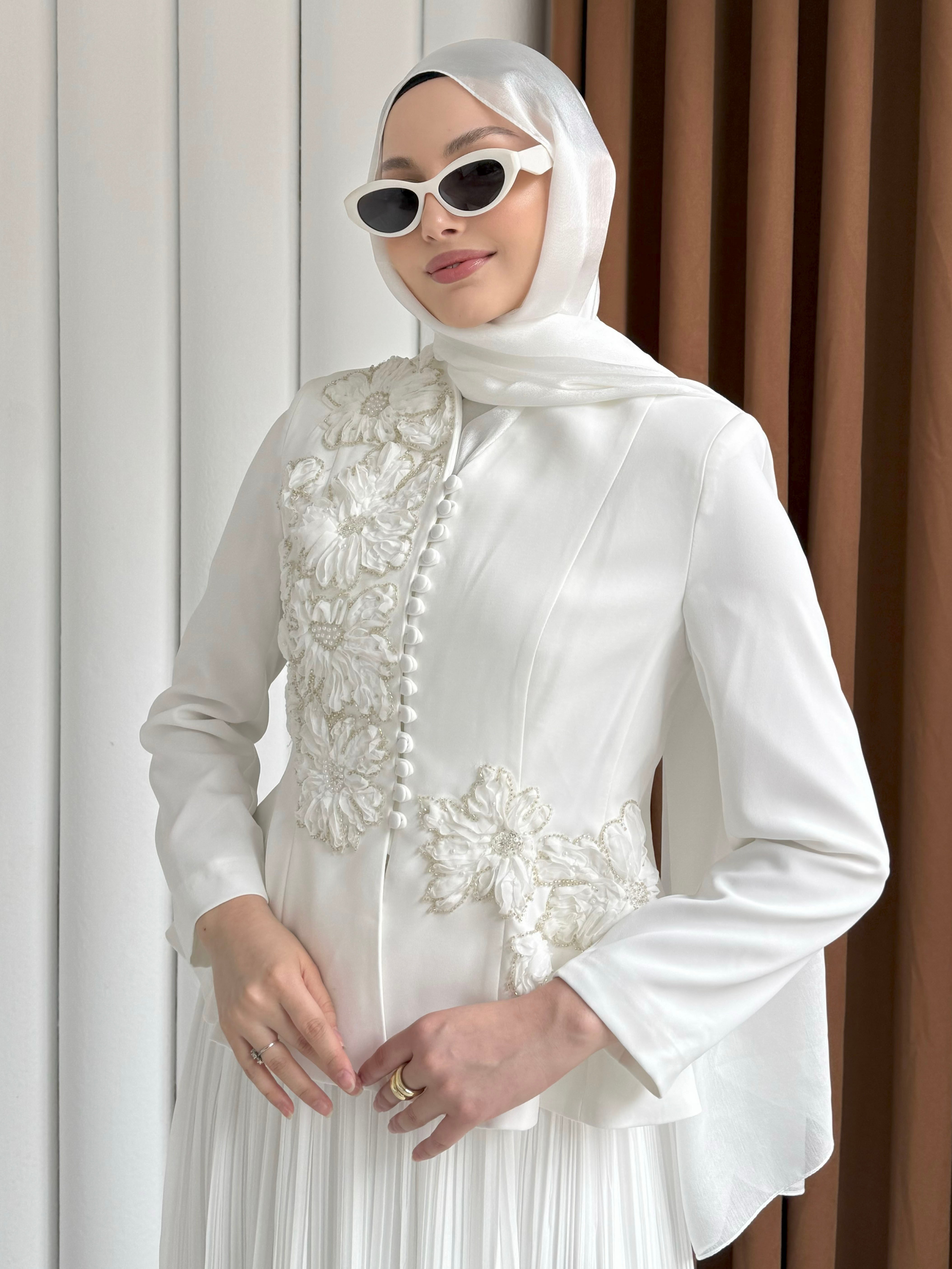 VELORA LUX Boncuk İşlemeli Ceketli Pileli Etek Tesettür Abiye Takım-BEYAZ