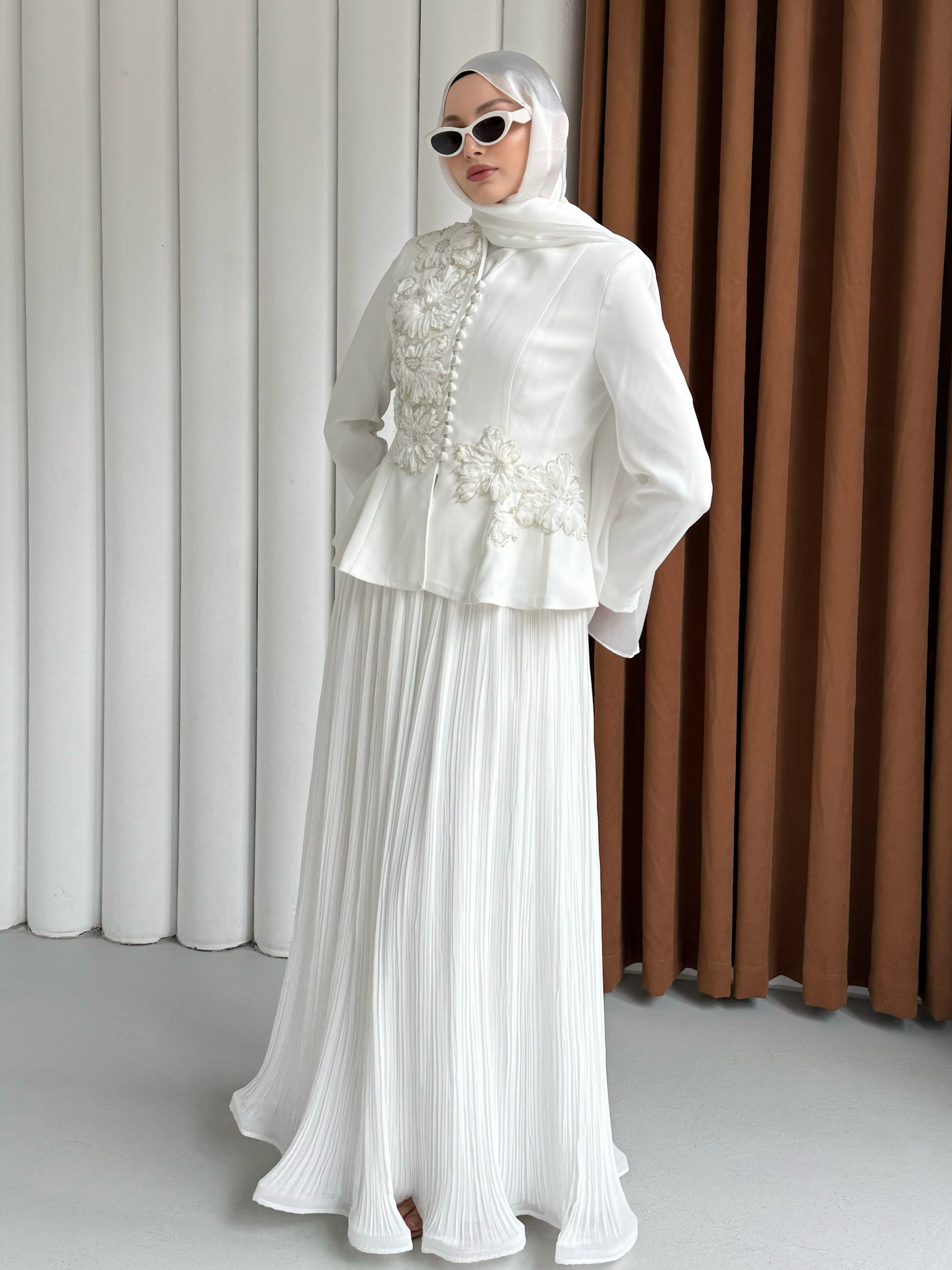 VELORA LUX Boncuk İşlemeli Ceketli Pileli Etek Tesettür Abiye Takım-BEYAZ