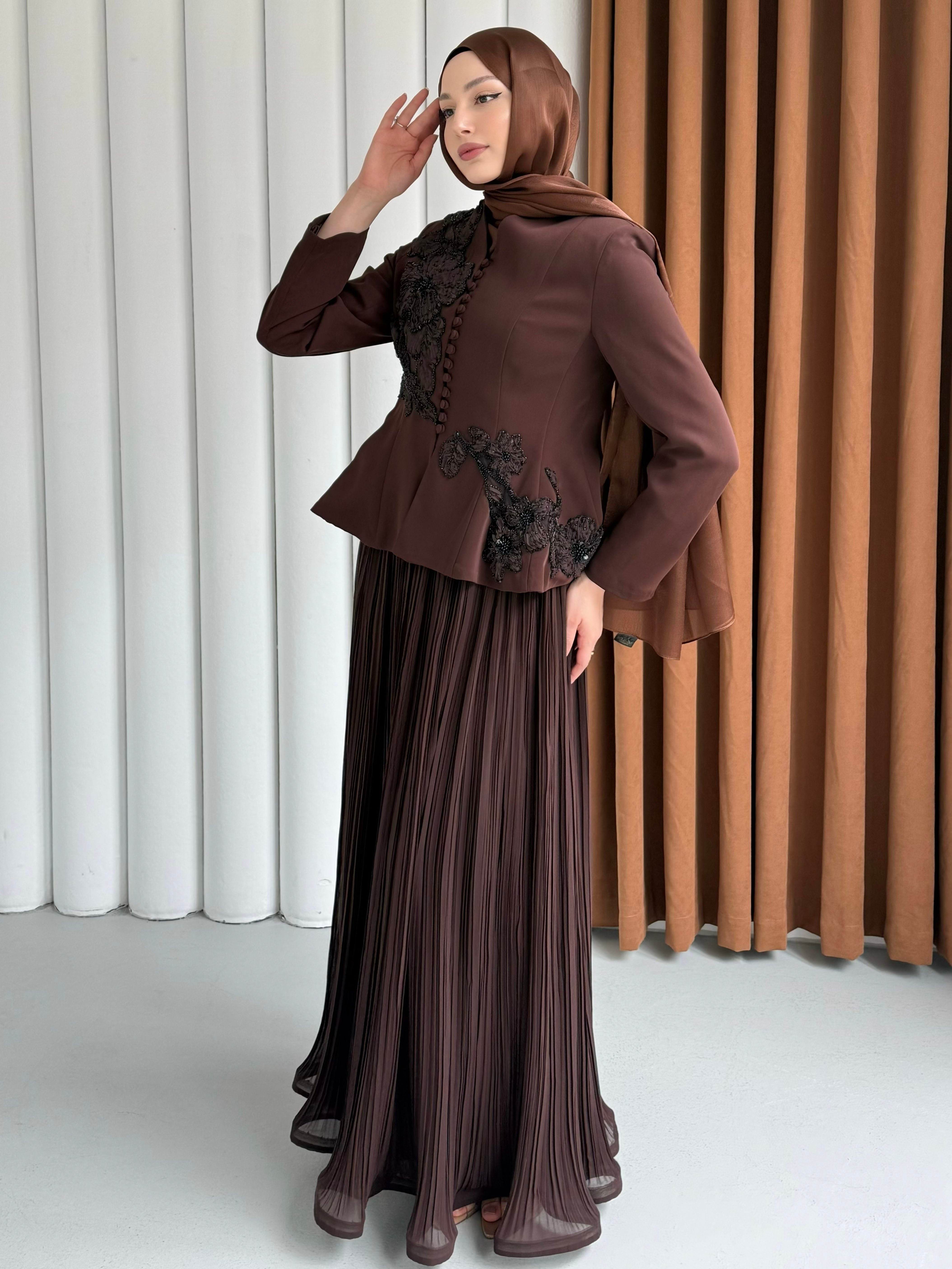 VELORA LUX Boncuk İşlemeli Ceketli Pileli Etek Tesettür Abiye Takım-KAHVERENGİ