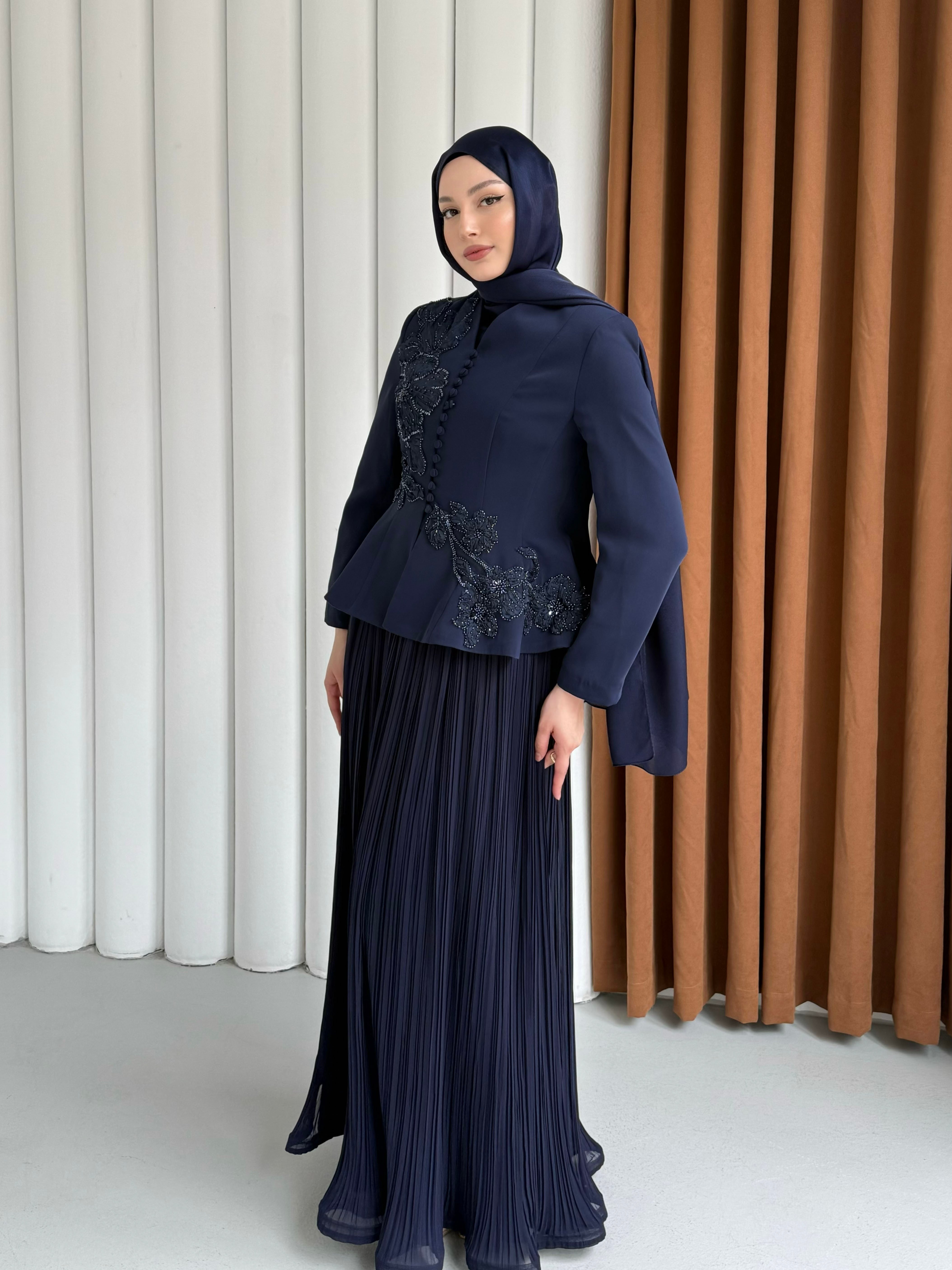 VELORA LUX Boncuk İşlemeli Ceketli Pileli Etek Tesettür Abiye Takım-LACİVERT