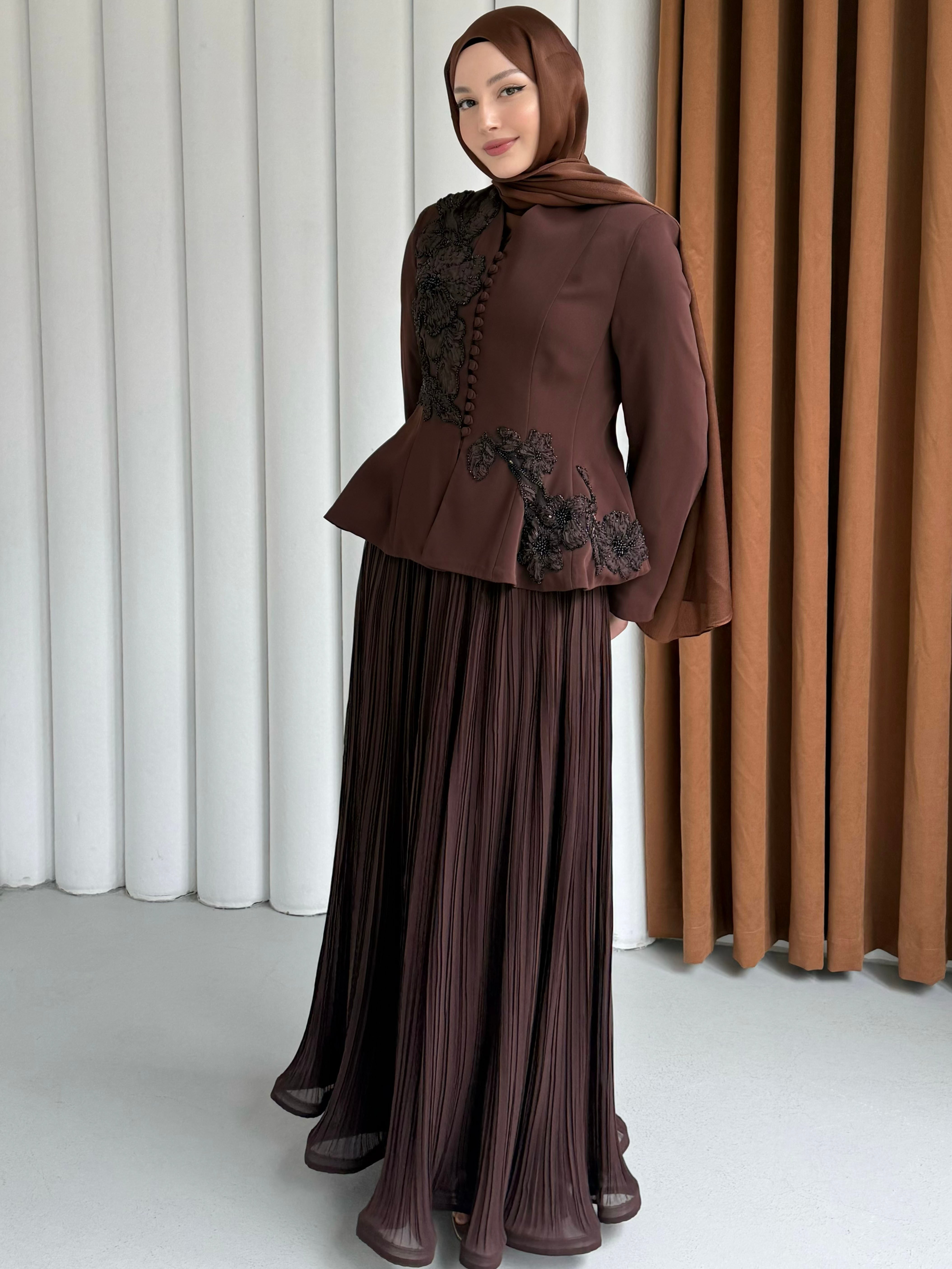 VELORA LUX Boncuk İşlemeli Ceketli Pileli Etek Tesettür Abiye Takım-KAHVERENGİ