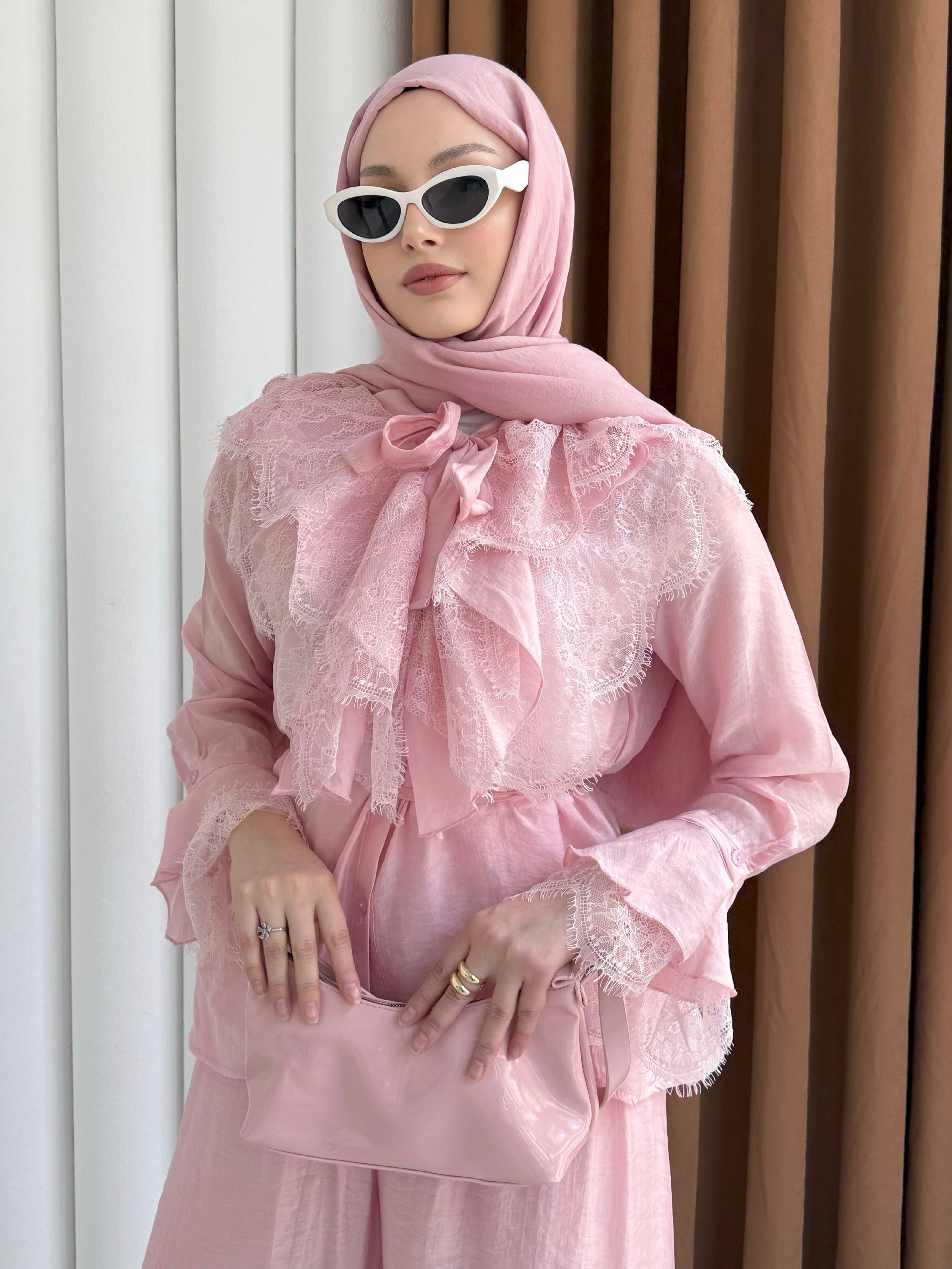 Yaka Ve Kol Dantel Fırfır Detay Pantolonlu Tesettür Takım-PEMBE