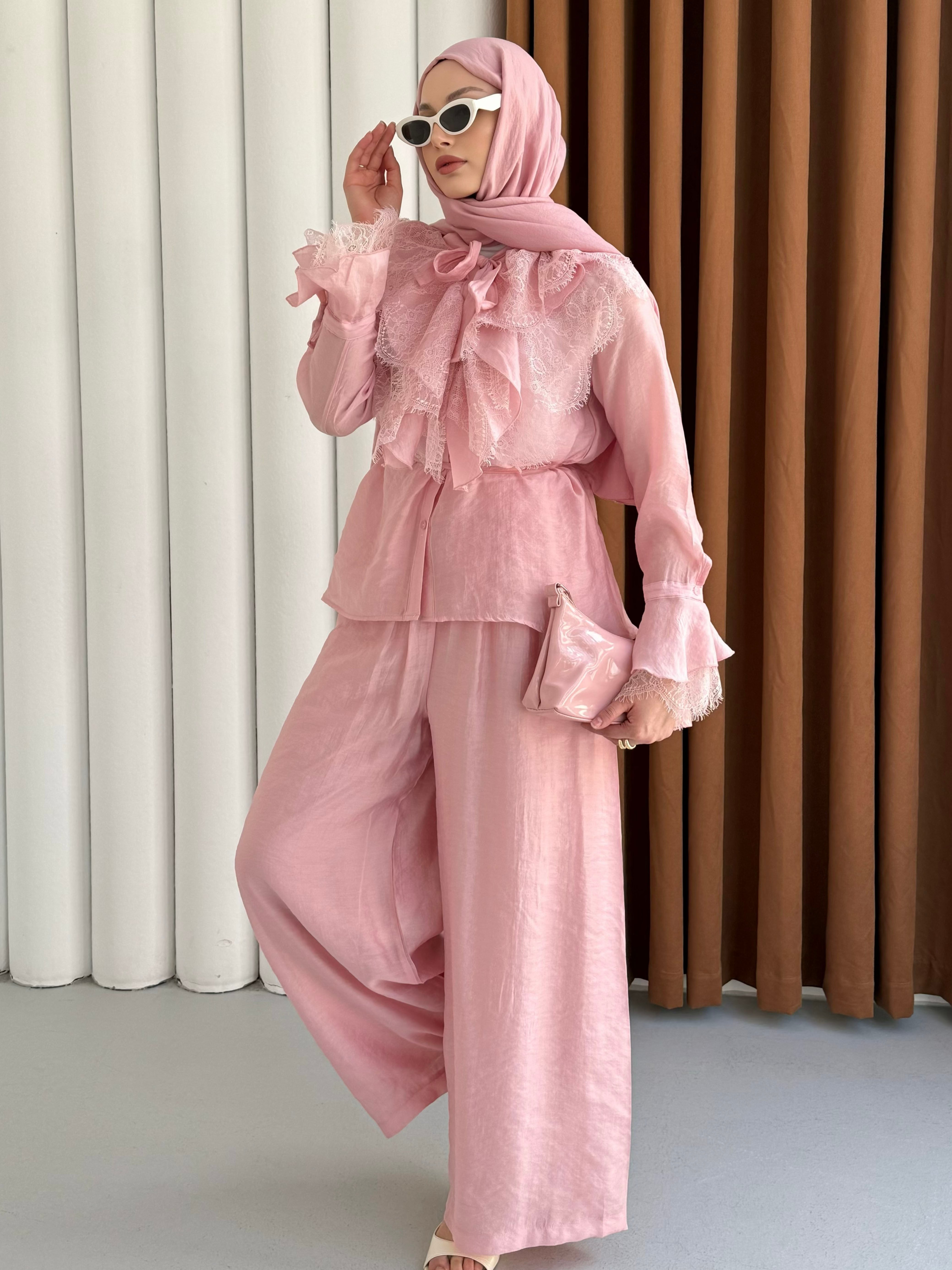 Yaka Ve Kol Dantel Fırfır Detay Pantolonlu Tesettür Takım-PEMBE