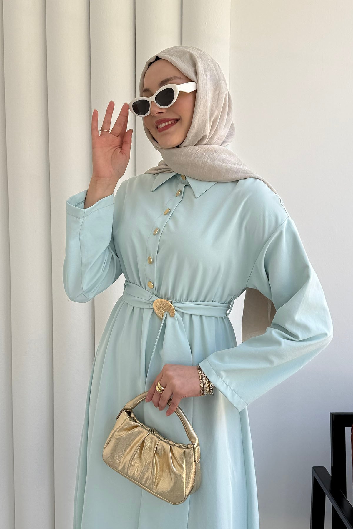 Yarım Düğmeli Kemer Broş Detaylı Tesettür Elbise-SU YEŞİLİ