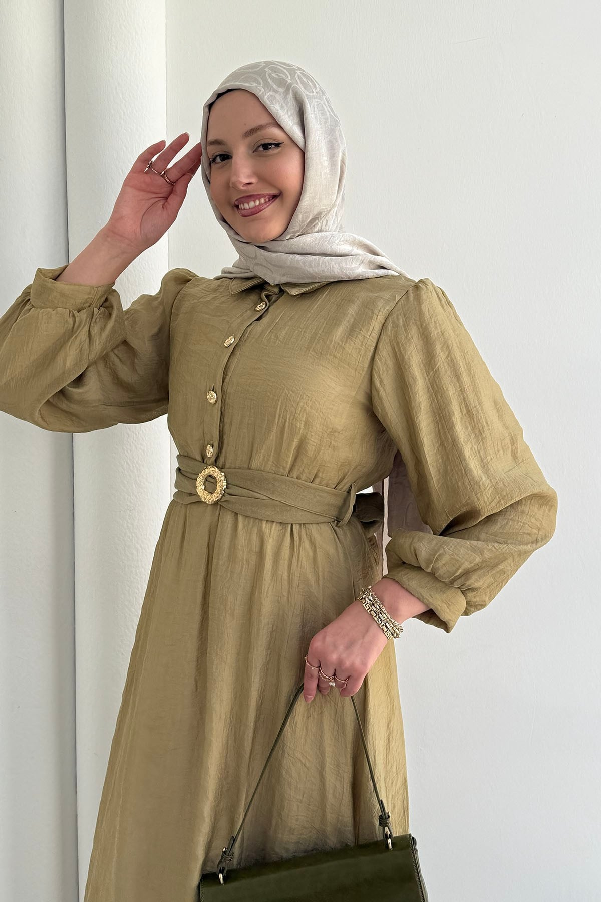 Yarım Gold Düğmeli Kuşaklı Tesettür Elbise-YAĞ YEŞİLİ