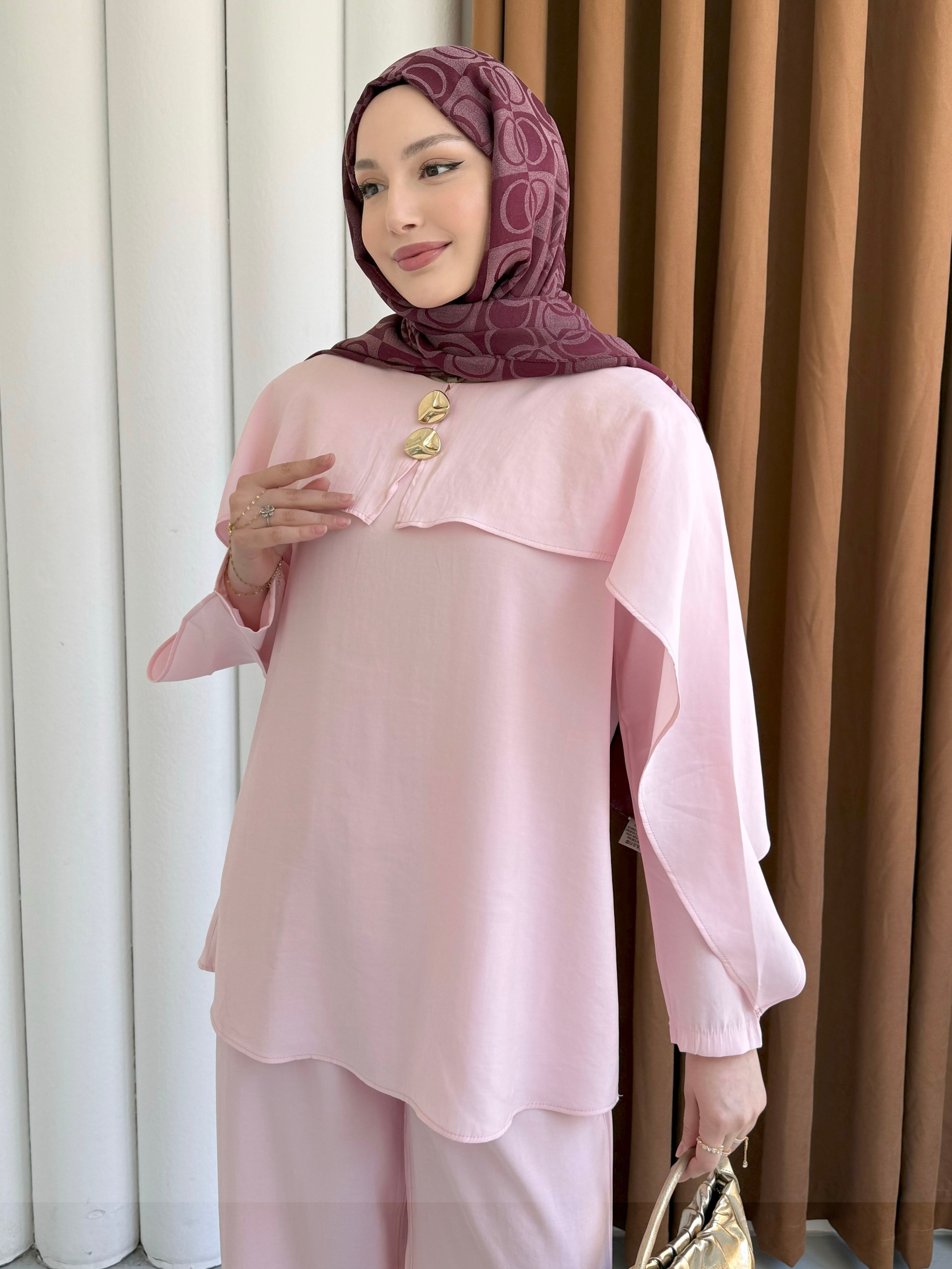 Zarif Pelerin Detaylı Gold Düğmeli Tesettür Pantolon Takım-PEMBE