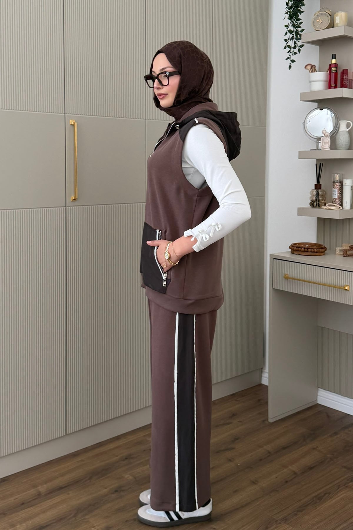ZR Oysho Spor Şerit Detaylı Kapüşonlu Fermuarlı Tesettür Takım-KAHVERENGİ