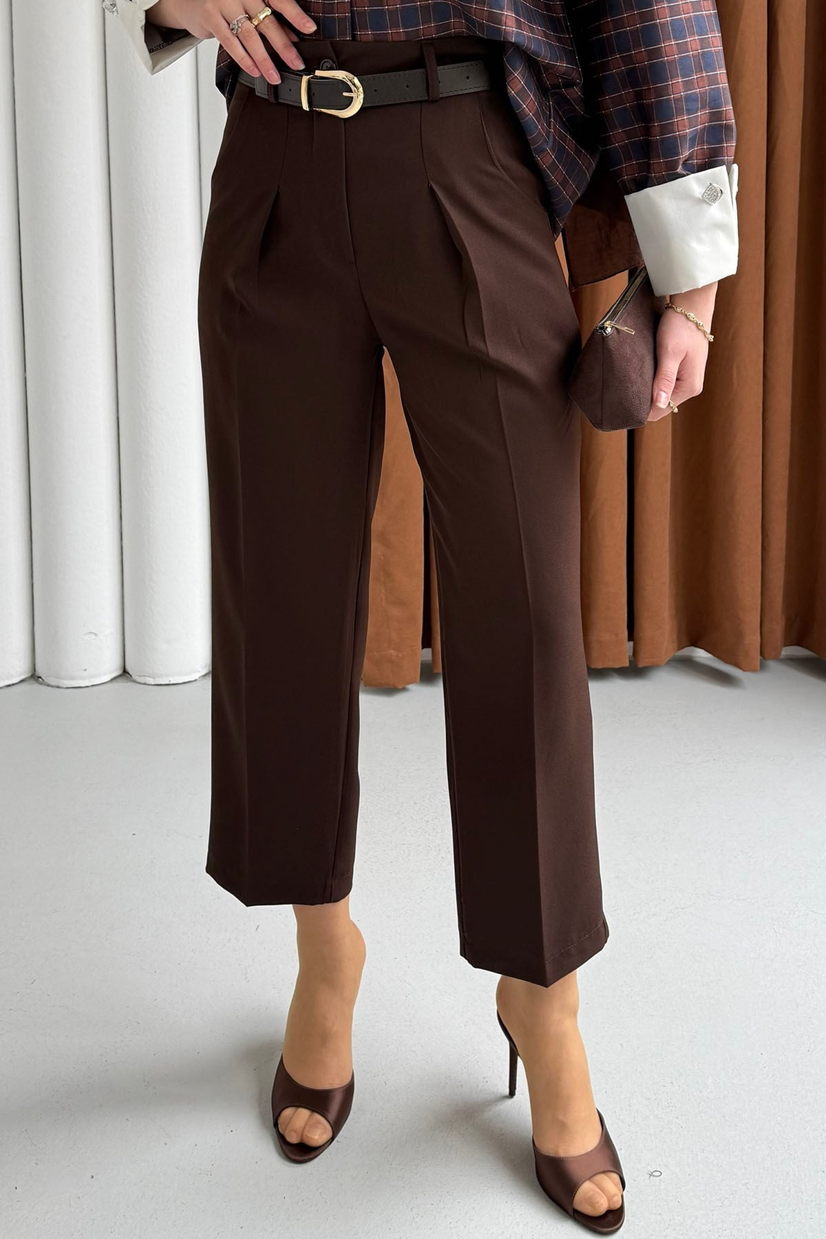 Arka Cep Kapaklı Kemerli Pantolon-KAHVERENGİ