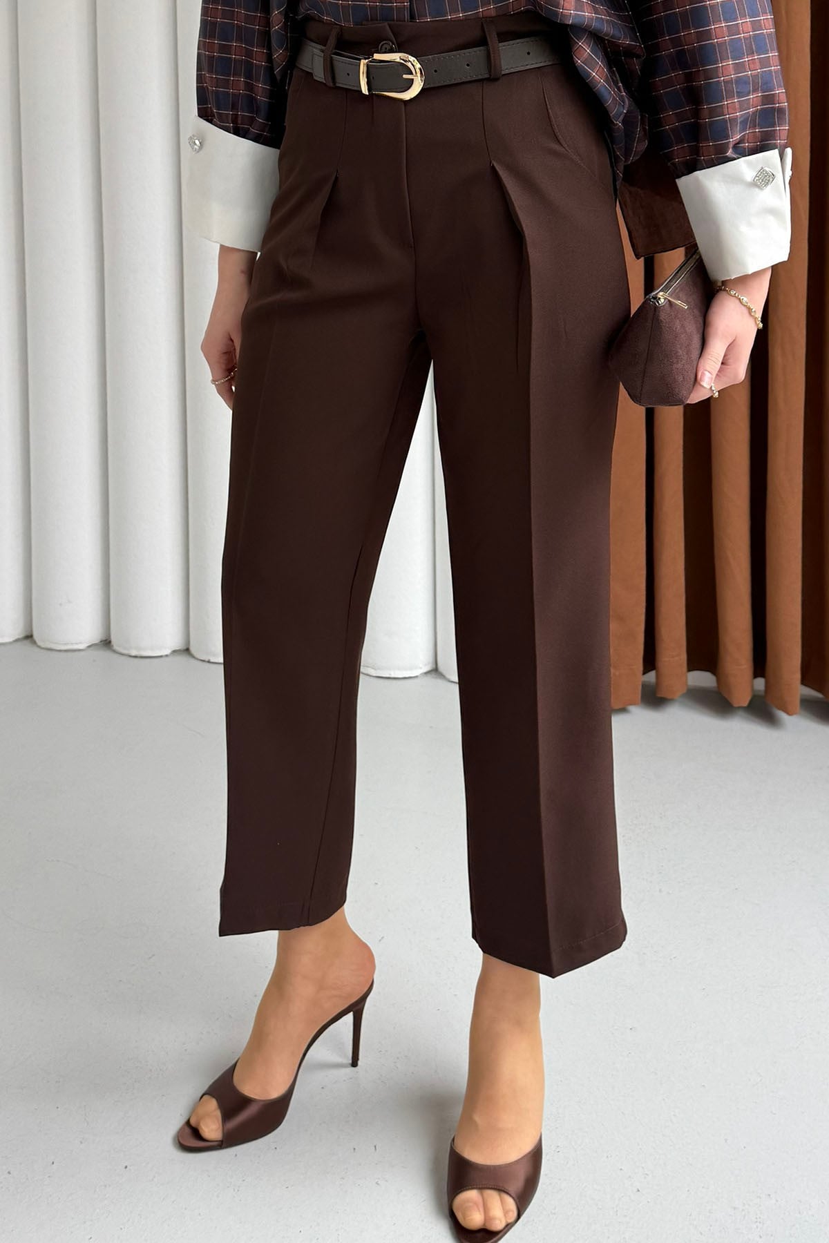 Arka Cep Kapaklı Kemerli Pantolon-KAHVERENGİ