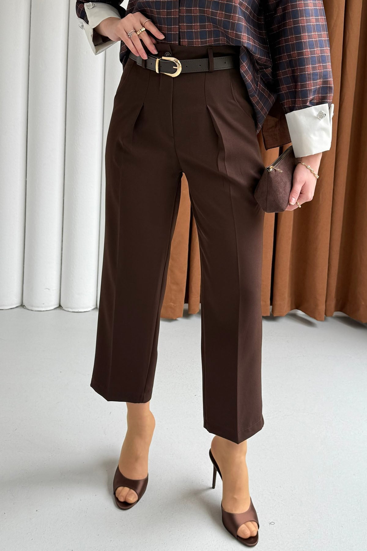 Arka Cep Kapaklı Kemerli Pantolon-KAHVERENGİ