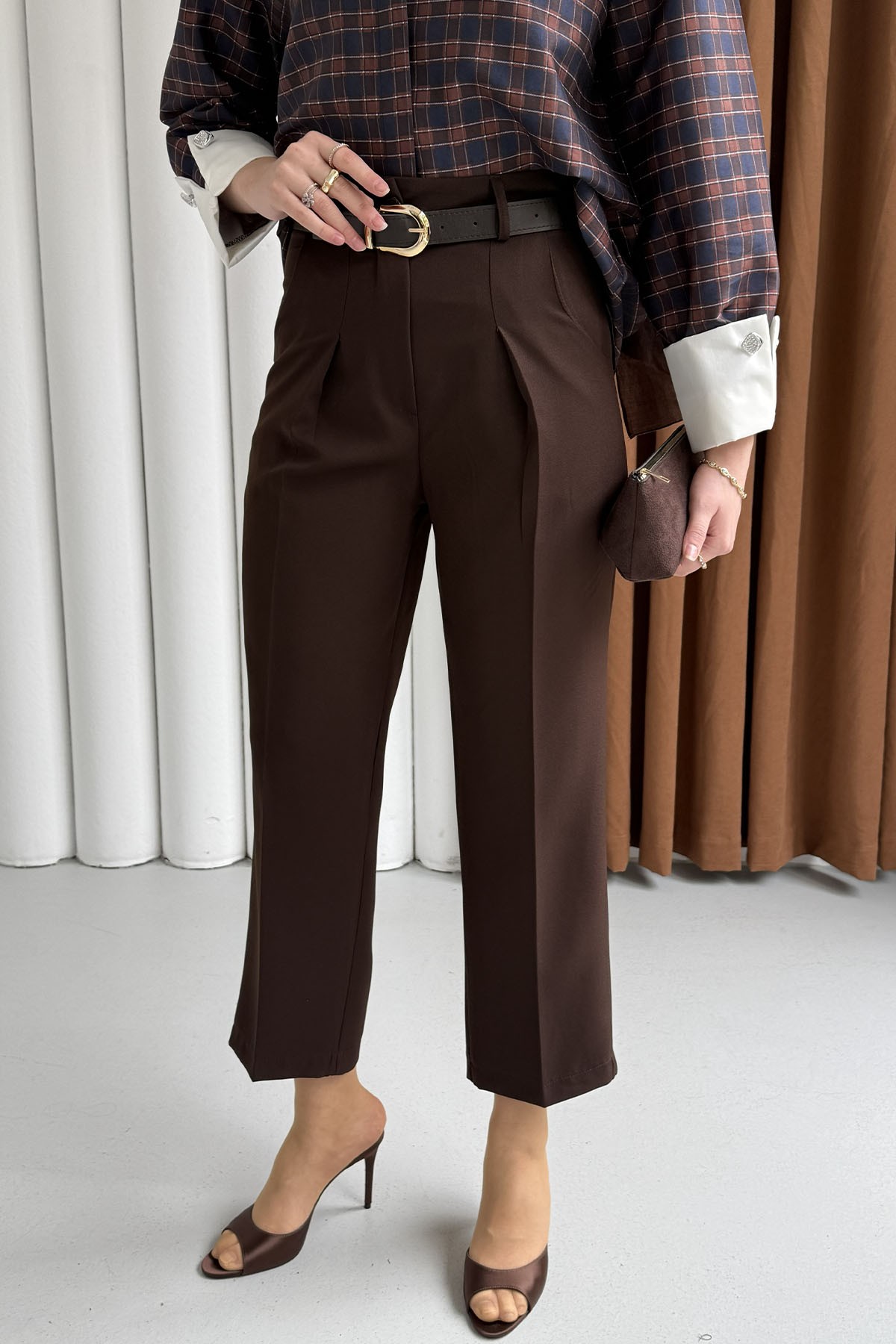 Arka Cep Kapaklı Kemerli Pantolon-KAHVERENGİ