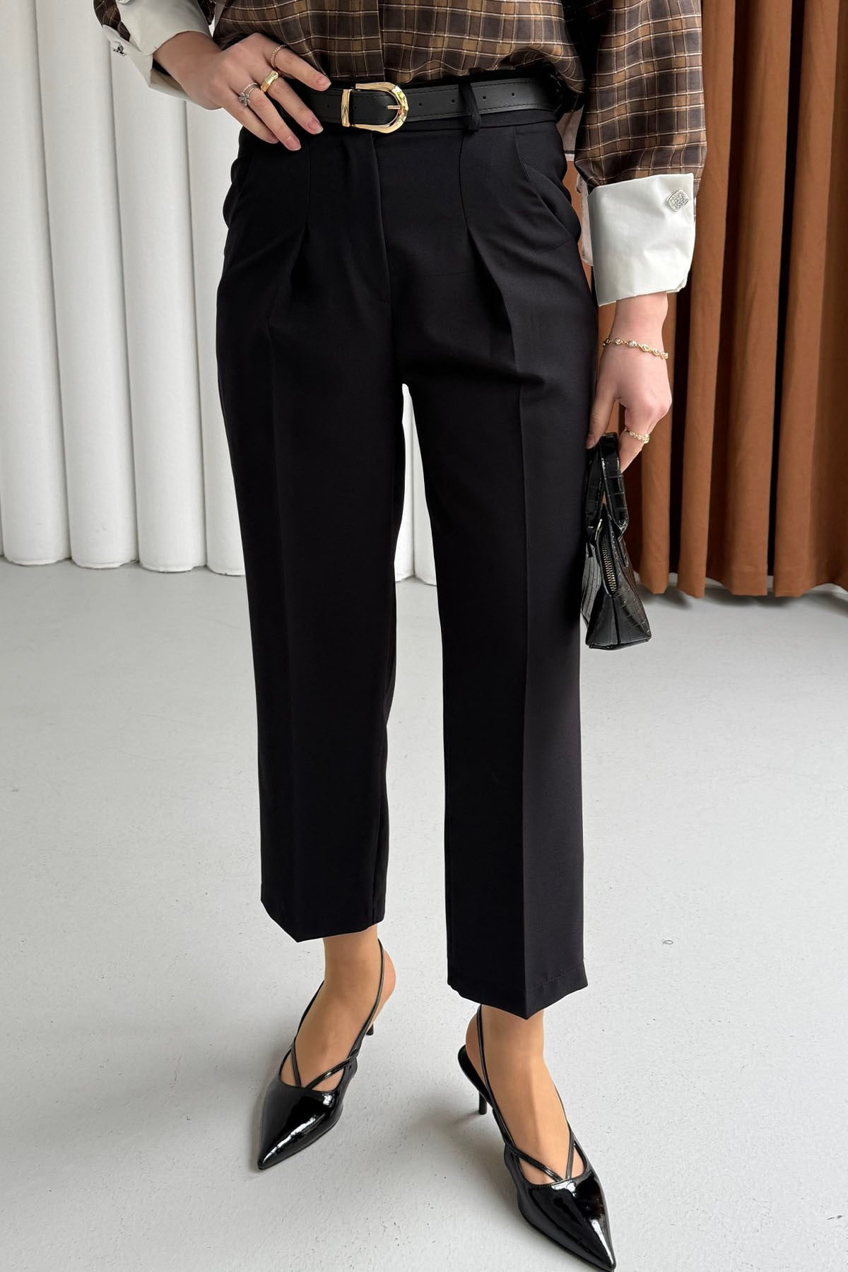 Arka Cep Kapaklı Kemerli Pantolon-SİYAH