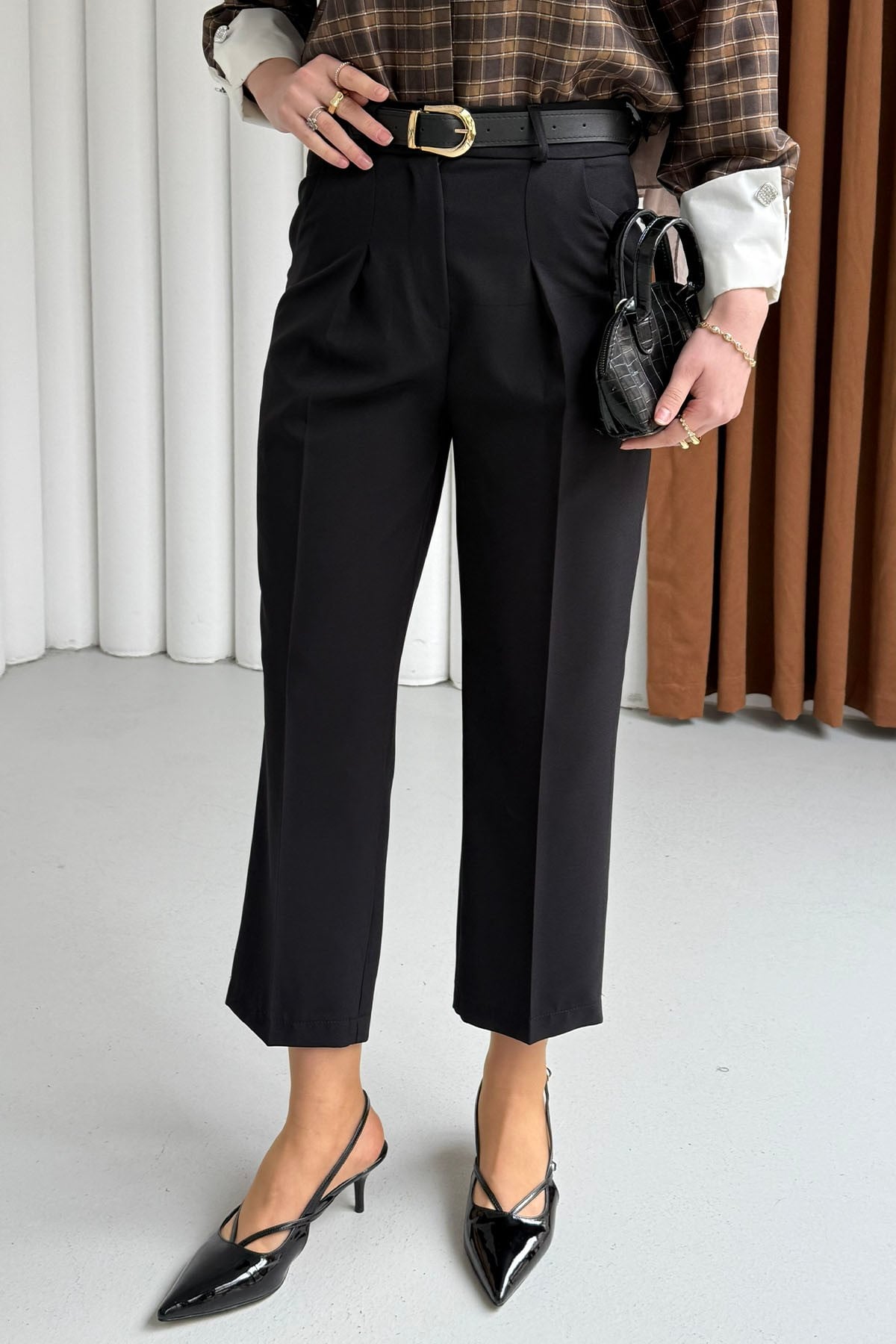 Arka Cep Kapaklı Kemerli Pantolon-SİYAH