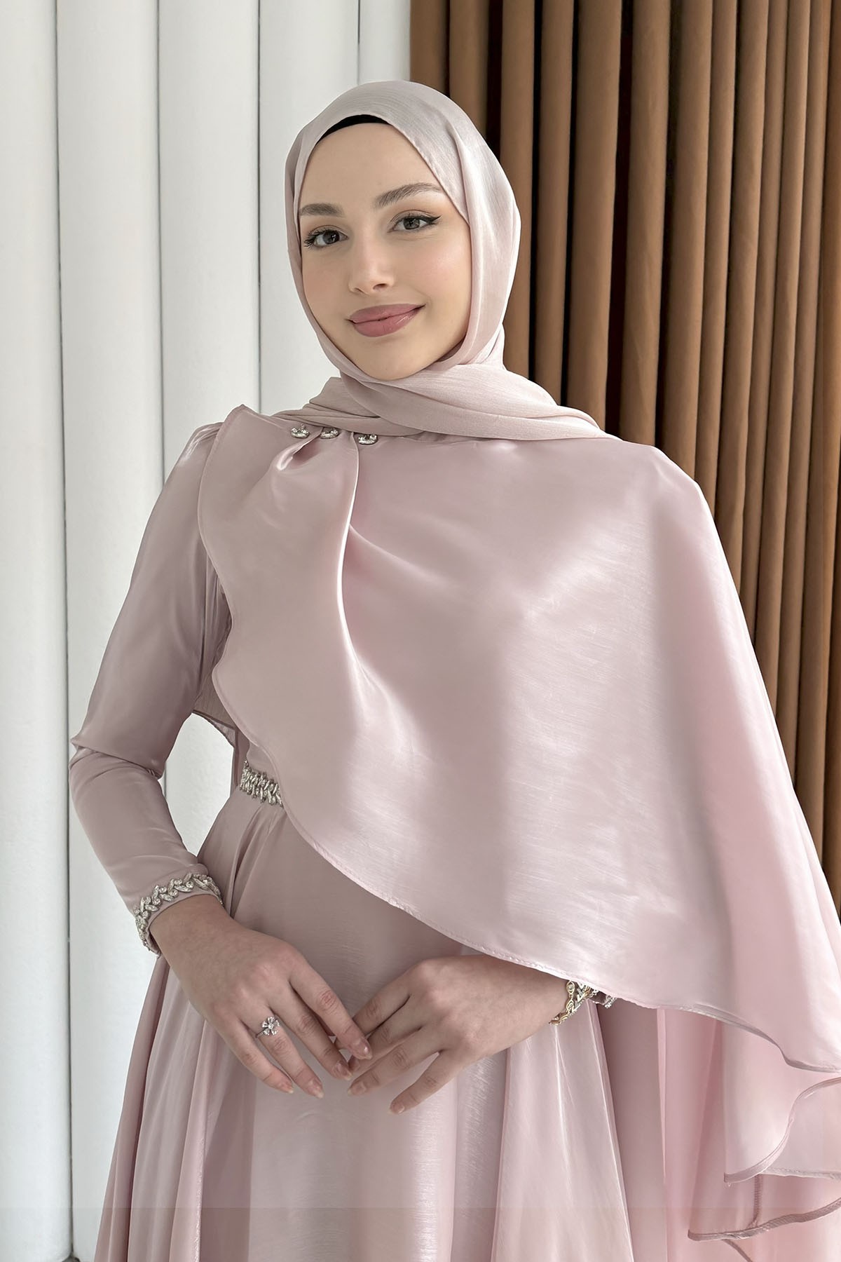 Aura Fular Detaylı & Taşlı Jan Jan Tesettür Abiye-PEMBE