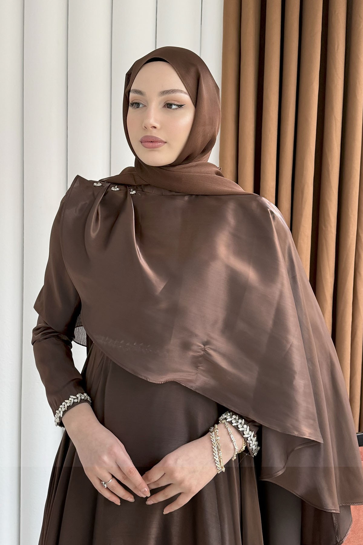 Aura Fular Detaylı & Taşlı Jan Jan Tesettür Abiye-KAHVERENGİ