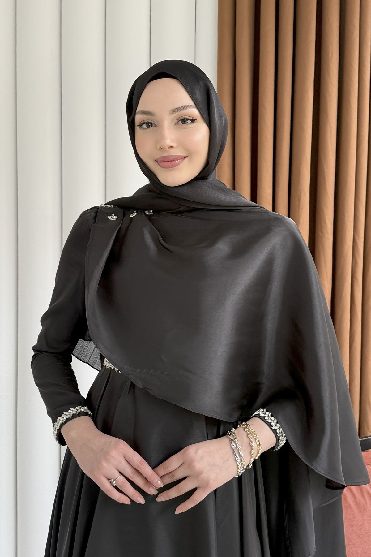 Aura Fular Detaylı & Taşlı Jan Jan Tesettür Abiye-SİYAH