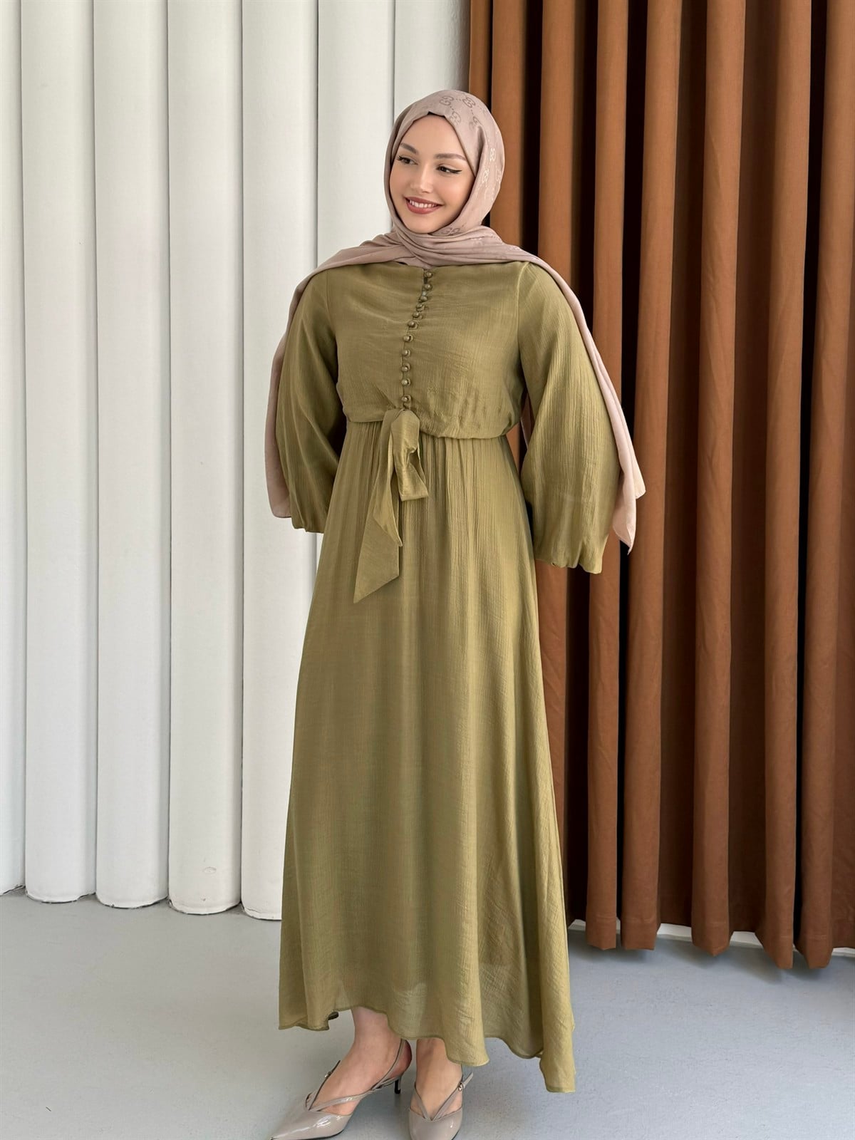 Bağlama Detaylı Balon Kol Tesettür Elbise-HAKİ YEŞİL