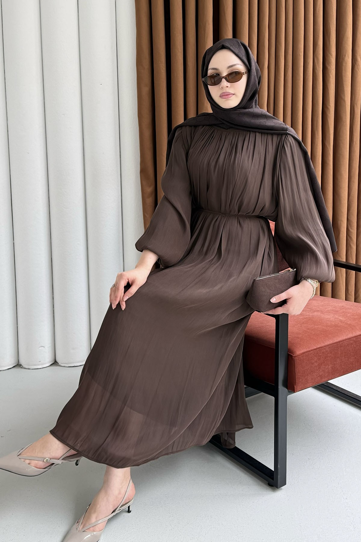 Balon Kol Pile Detay Organze Şifon Tesettür Elbise-KAHVERENGİ