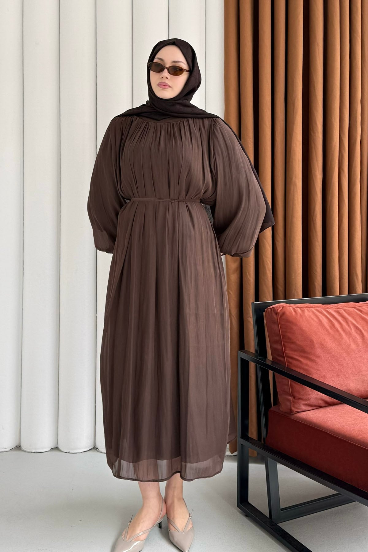 Balon Kol Pile Detay Organze Şifon Tesettür Elbise-KAHVERENGİ