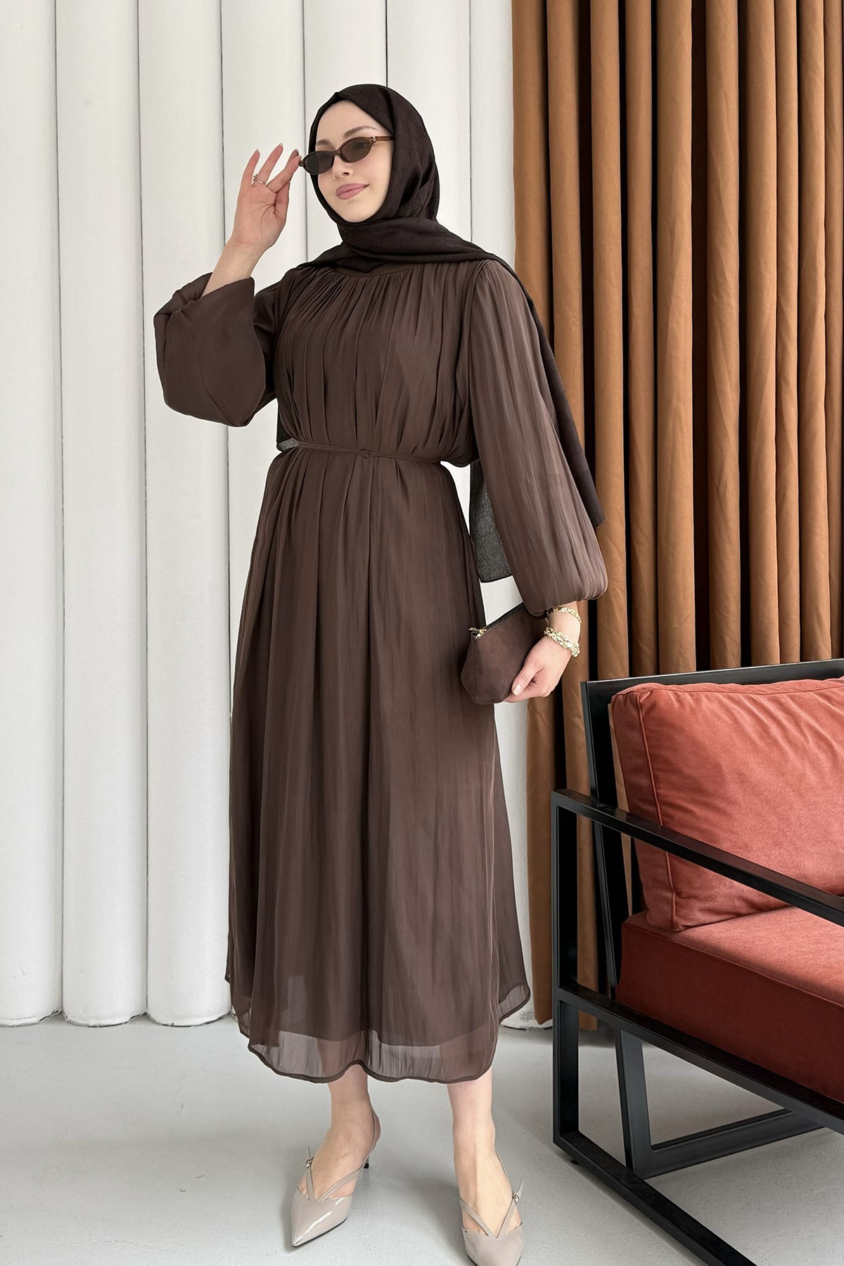 Balon Kol Pile Detay Organze Şifon Tesettür Elbise-KAHVERENGİ