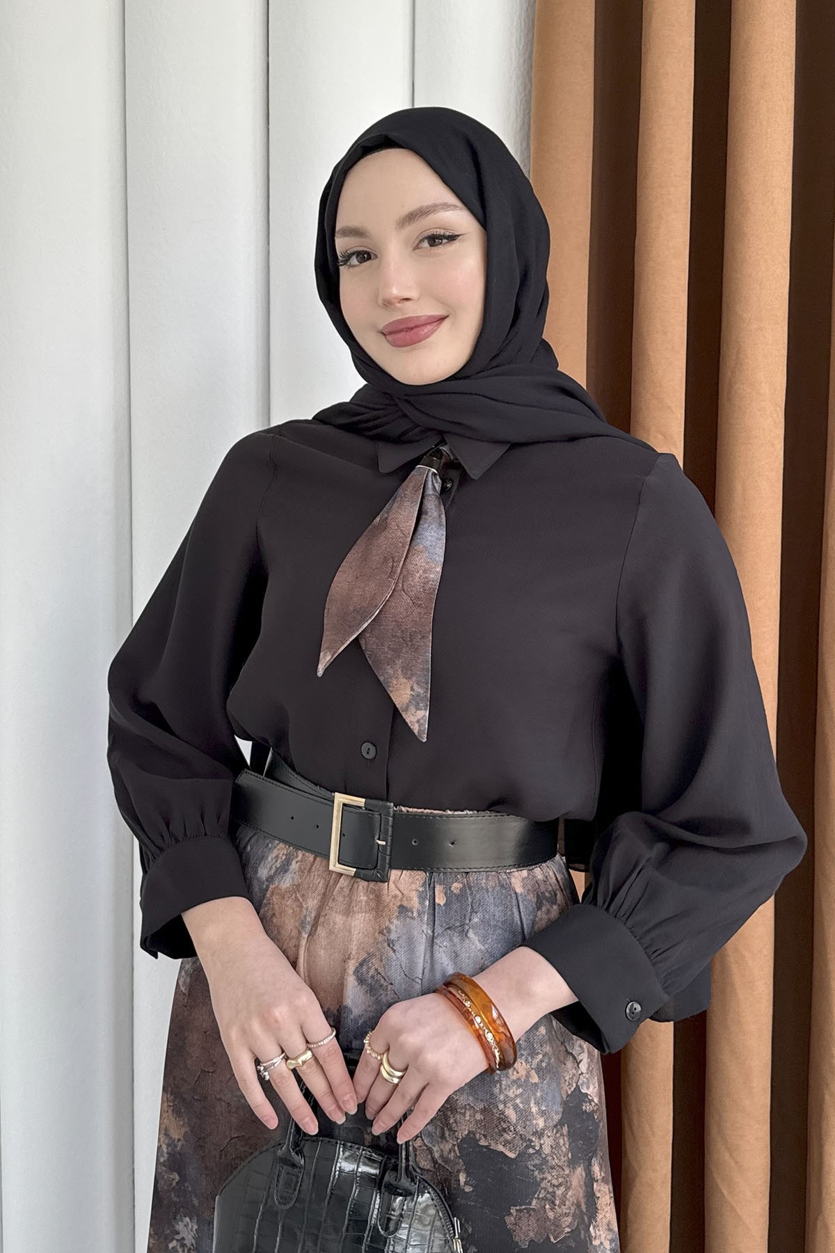 Batik Etek & Fular Yaka Kemerli Tesettür Takım-SİYAH