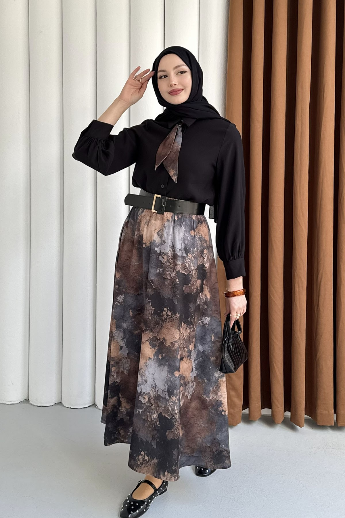 Batik Etek & Fular Yaka Kemerli Tesettür Takım-SİYAH