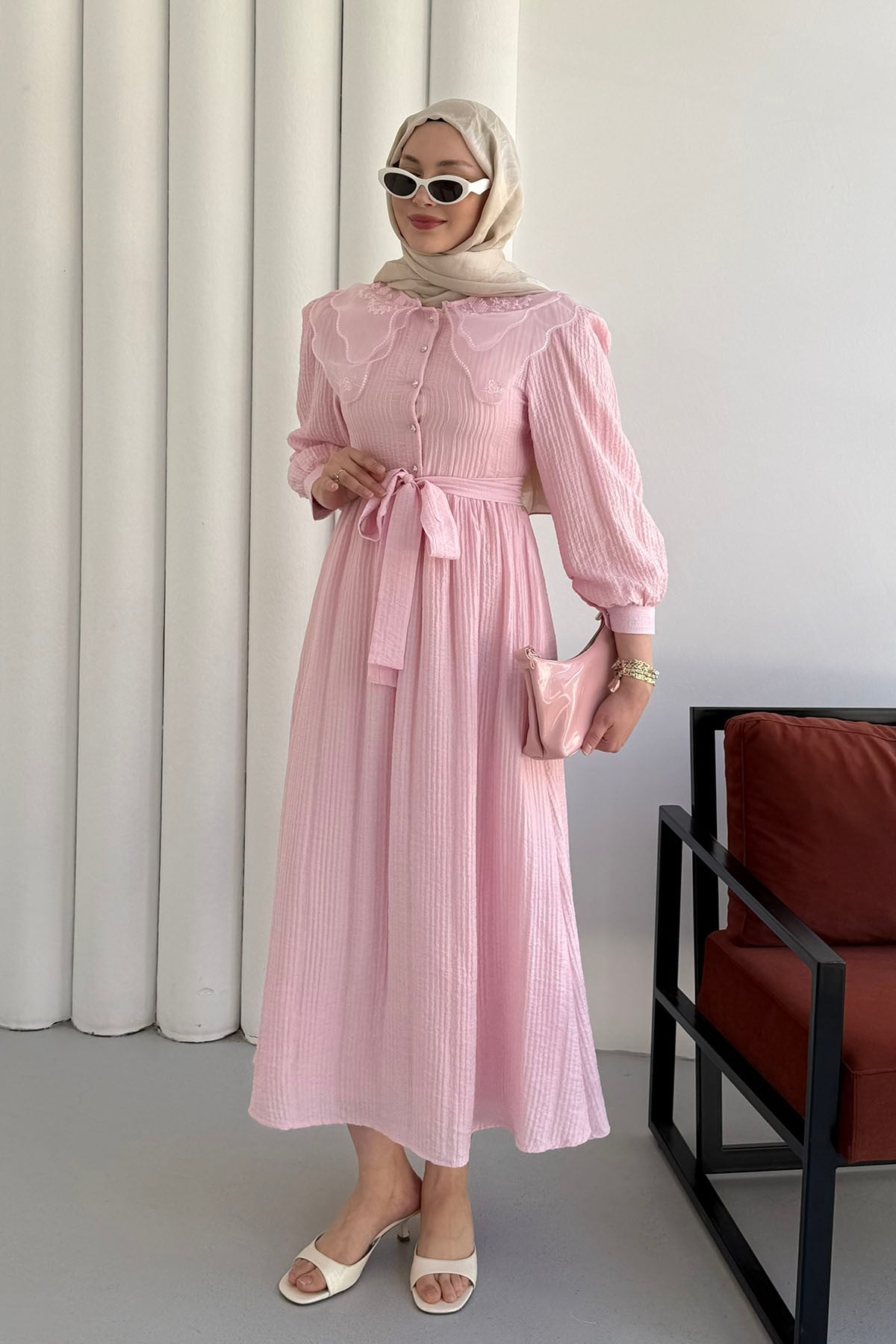 Bebe Yaka Organze Nakışlı Yarım Düğmeli Tesettür Elbise-PEMBE