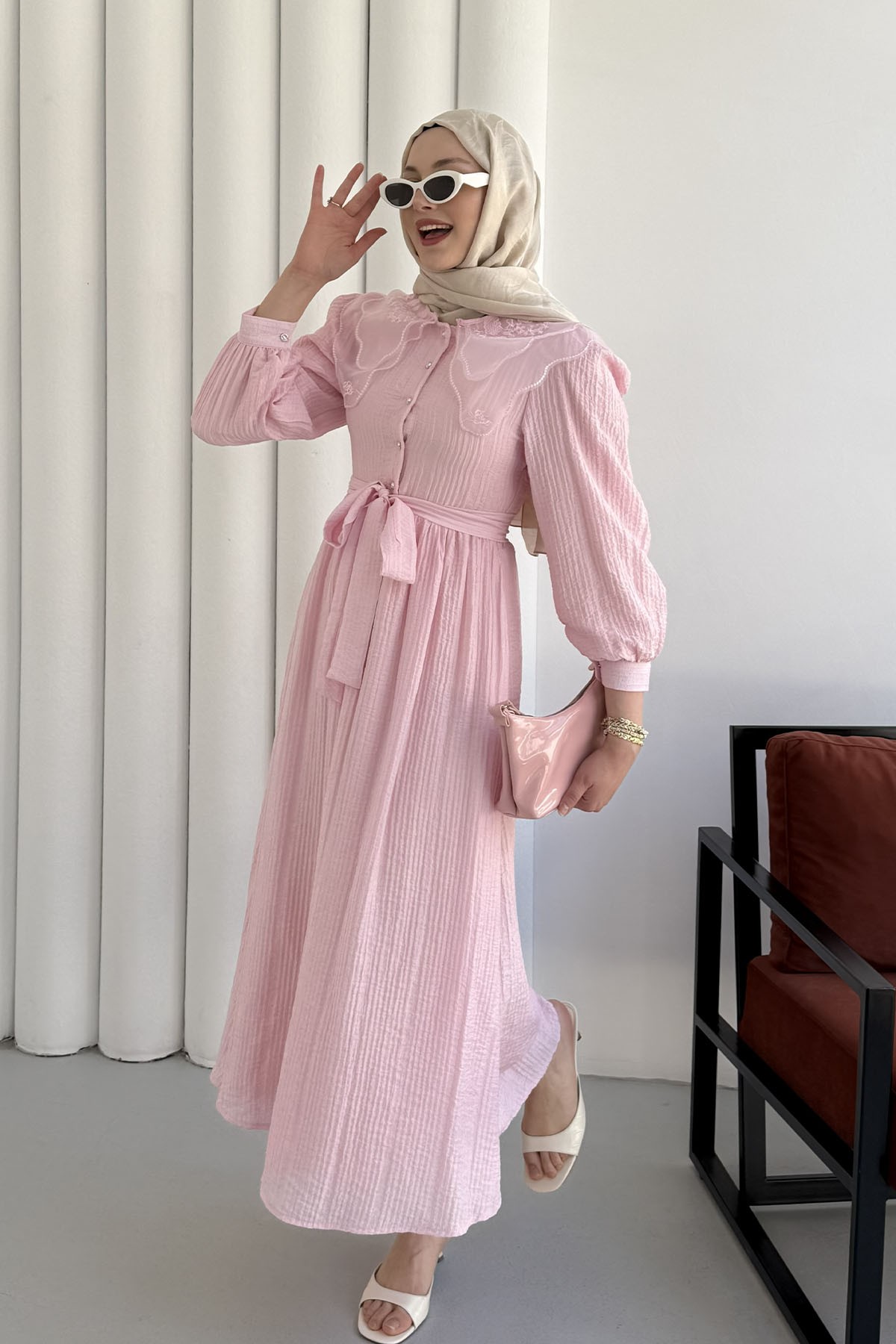 Bebe Yaka Organze Nakışlı Yarım Düğmeli Tesettür Elbise-PEMBE