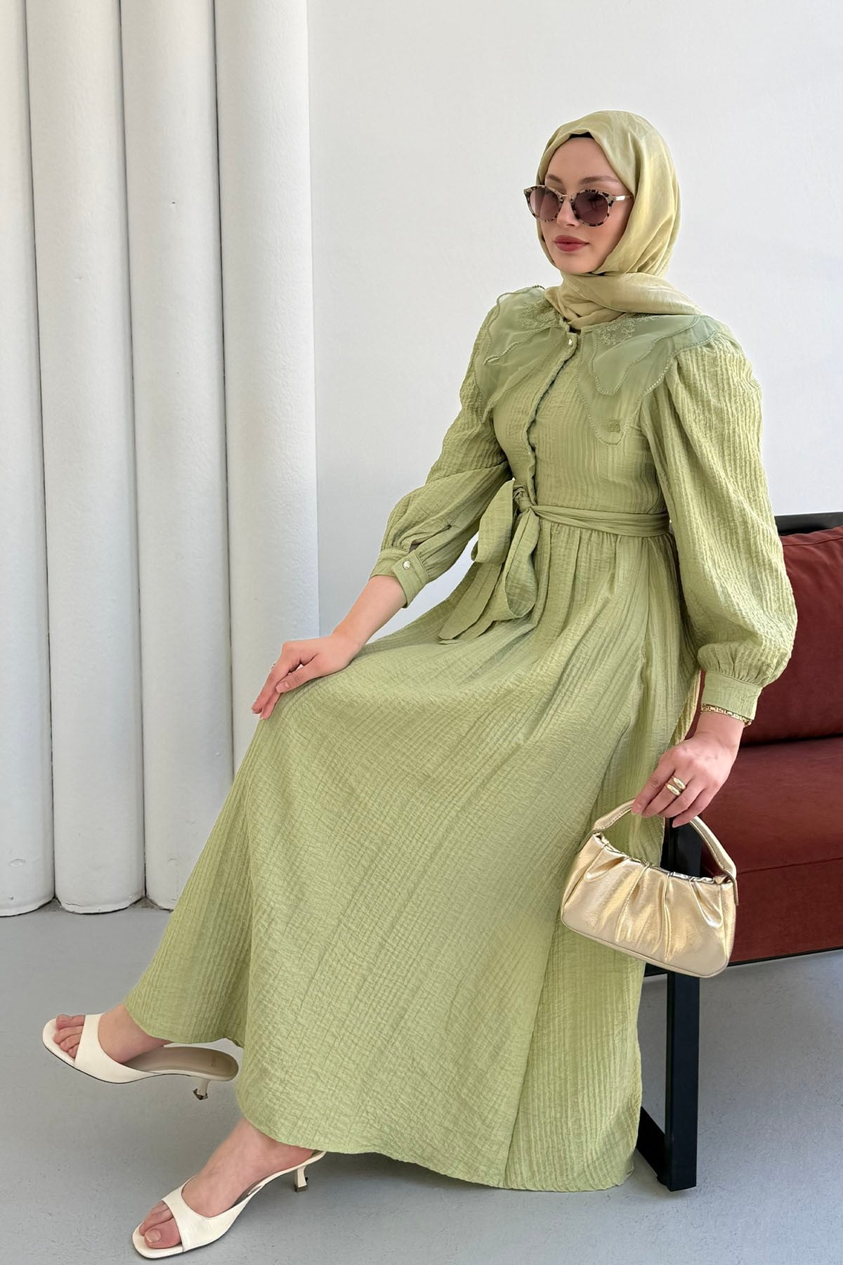 Bebe Yaka Organze Nakışlı Yarım Düğmeli Tesettür Elbise-YEŞİL