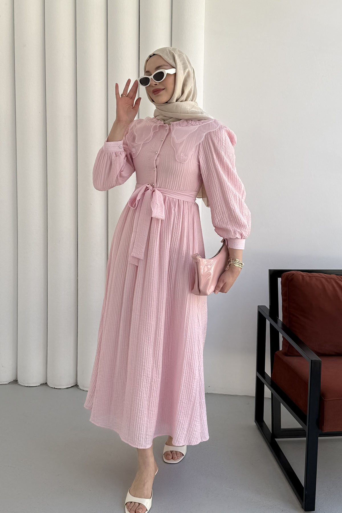 Bebe Yaka Organze Nakışlı Yarım Düğmeli Tesettür Elbise-PEMBE