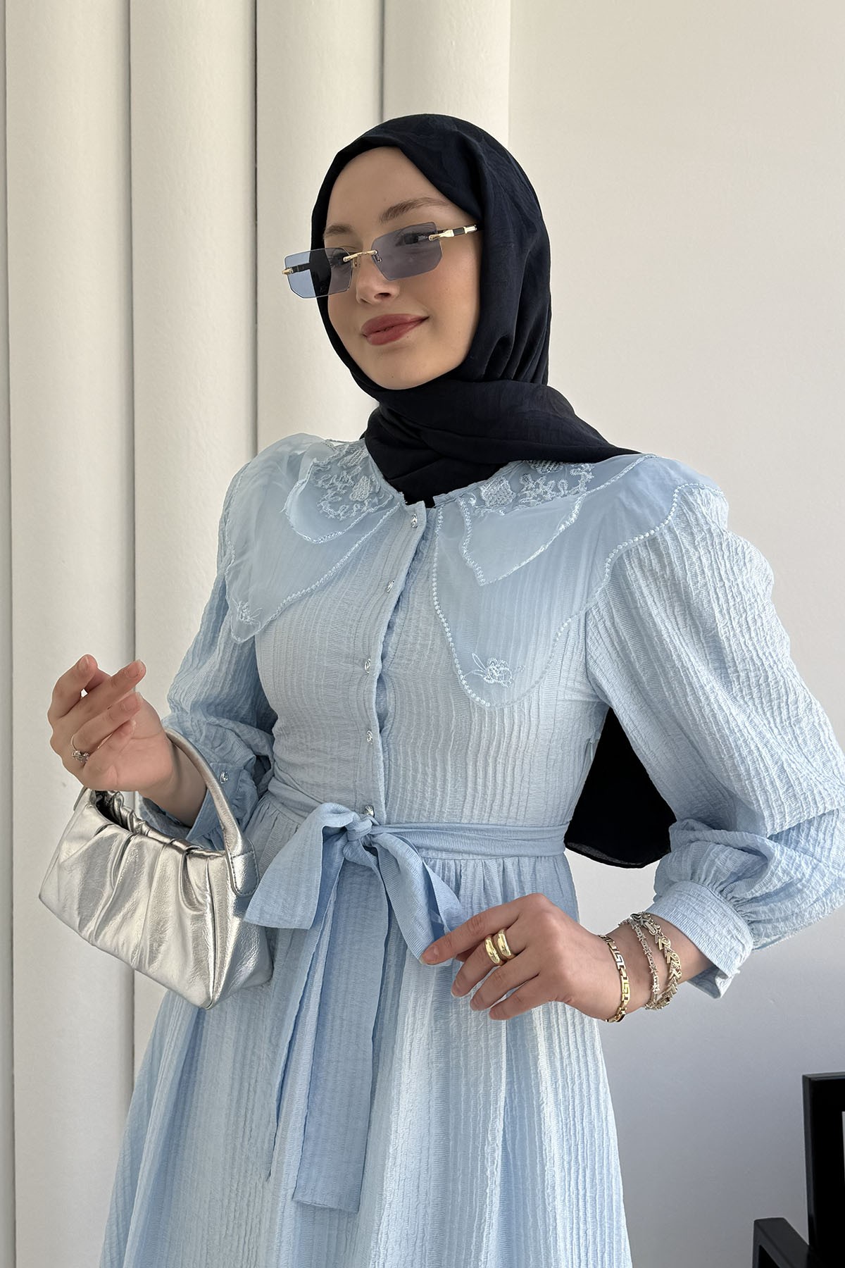 Bebe Yaka Organze Nakışlı Yarım Düğmeli Tesettür Elbise-MAVİ