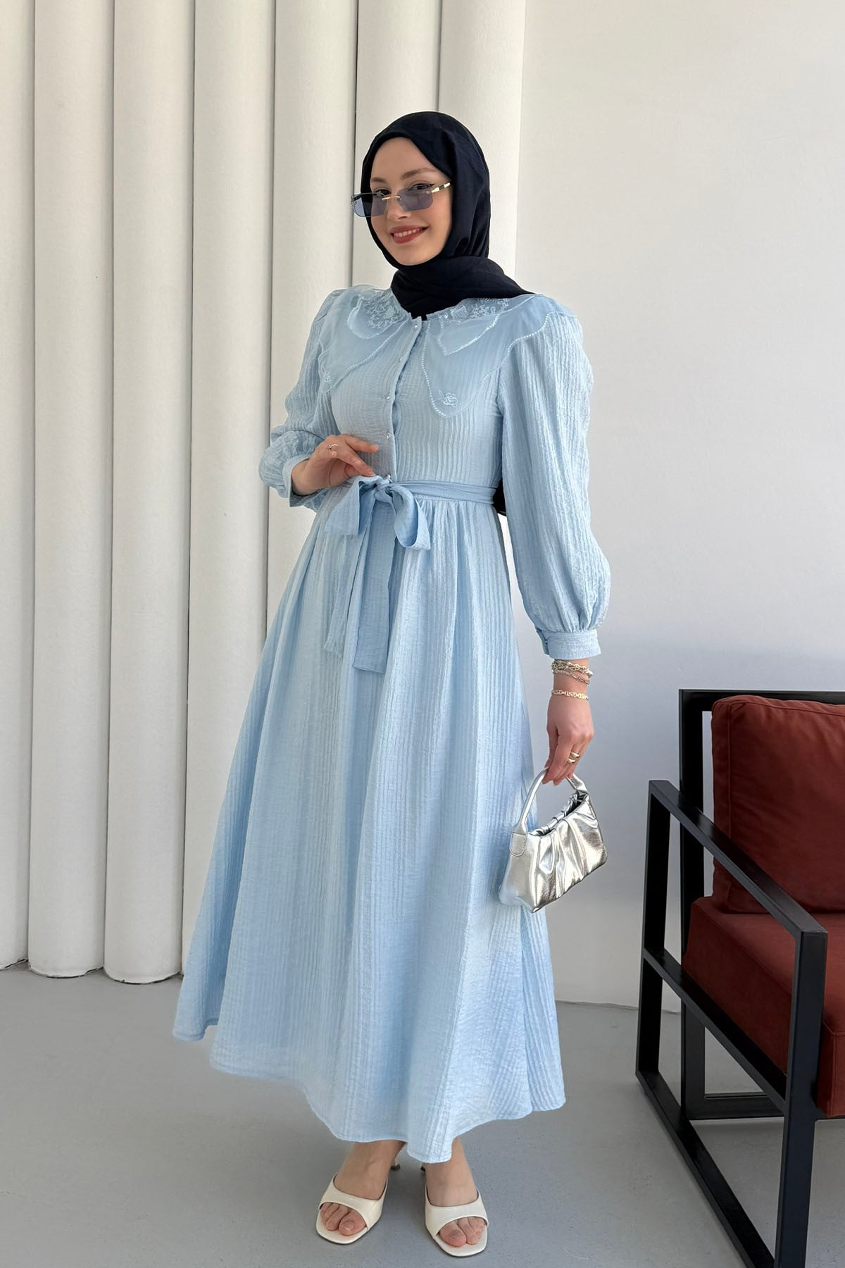 Bebe Yaka Organze Nakışlı Yarım Düğmeli Tesettür Elbise-MAVİ