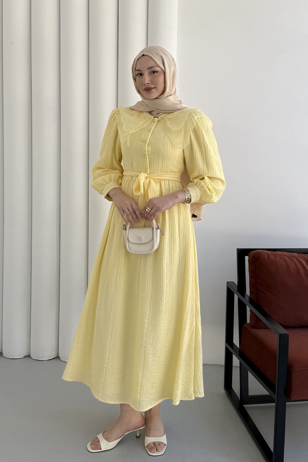 Bebe Yaka Organze Nakışlı Yarım Düğmeli Tesettür Elbise-SARI