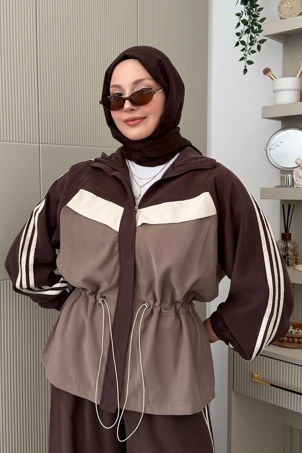 Bel Büzgülü Şerit Detaylı Pantolonlu Tesettür Takım-KAHVERENGİ