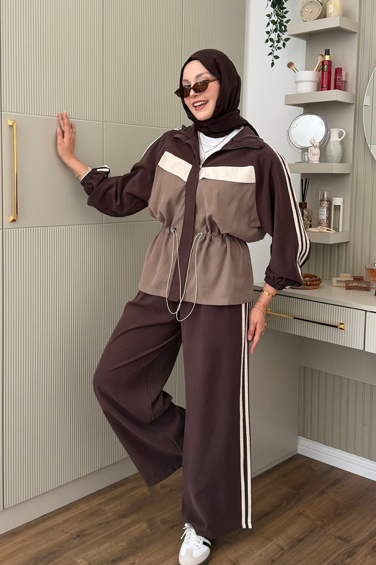 Bel Büzgülü Şerit Detaylı Pantolonlu Tesettür Takım-KAHVERENGİ