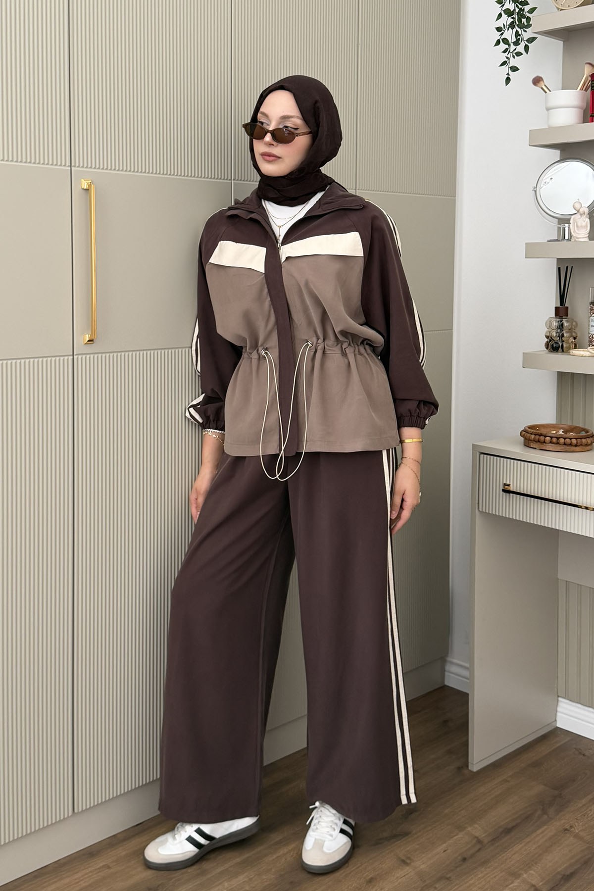 Bel Büzgülü Şerit Detaylı Pantolonlu Tesettür Takım-KAHVERENGİ