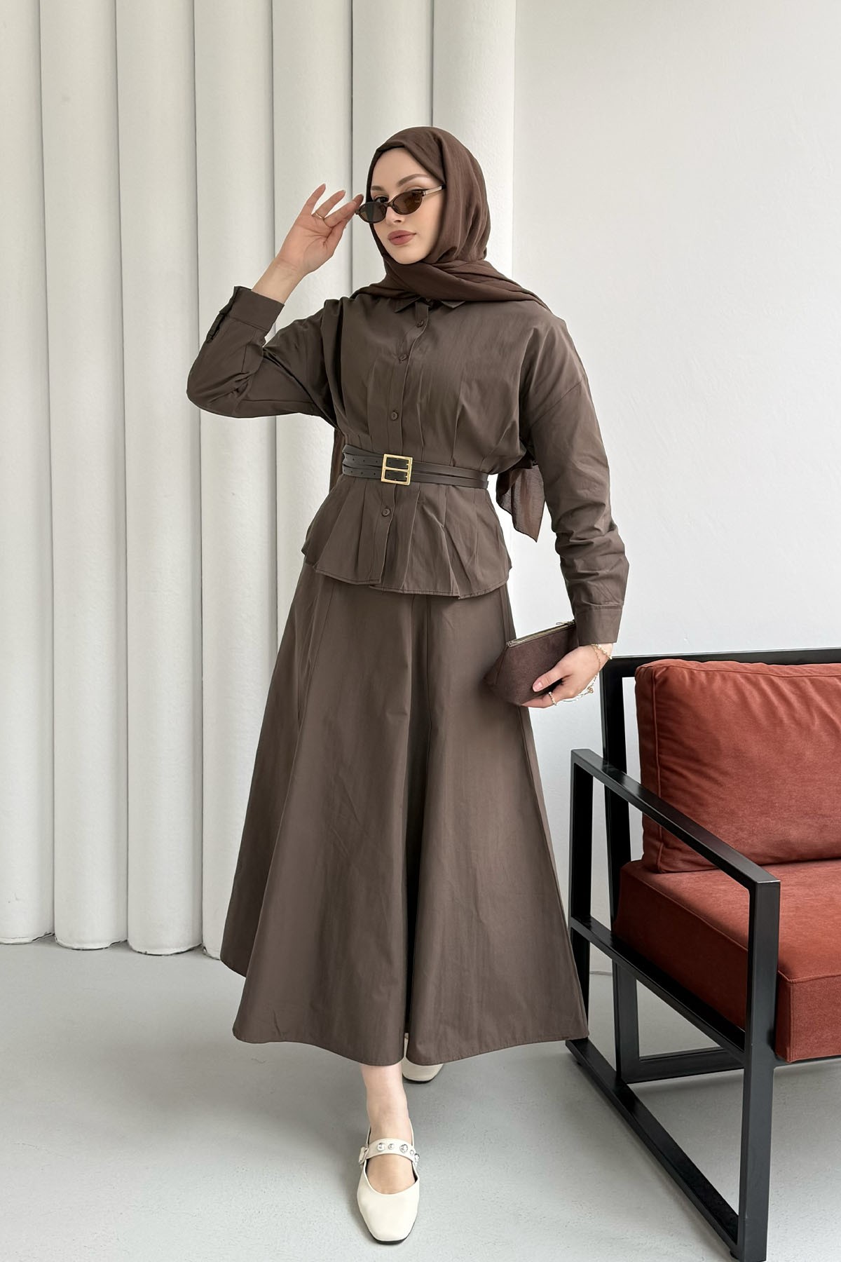 Belden Oturmalı Çift Kemer Geçişli Etekli Tesettür Takım-KAHVERENGİ