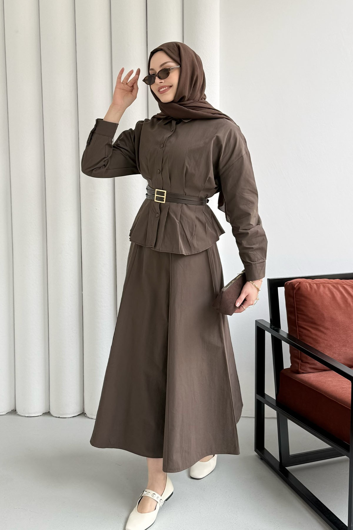 Belden Oturmalı Çift Kemer Geçişli Etekli Tesettür Takım-KAHVERENGİ