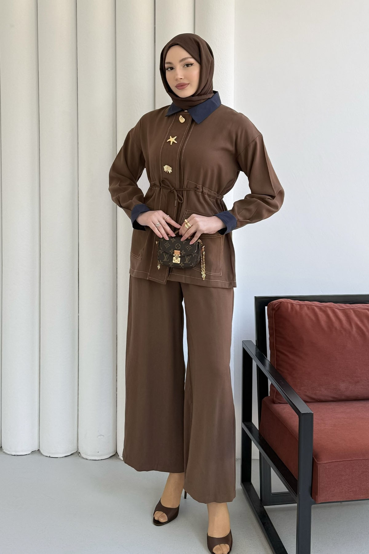 Belden Sıkmalı Broş Düğme Detay Tesettür Takım-KAHVERENGİ